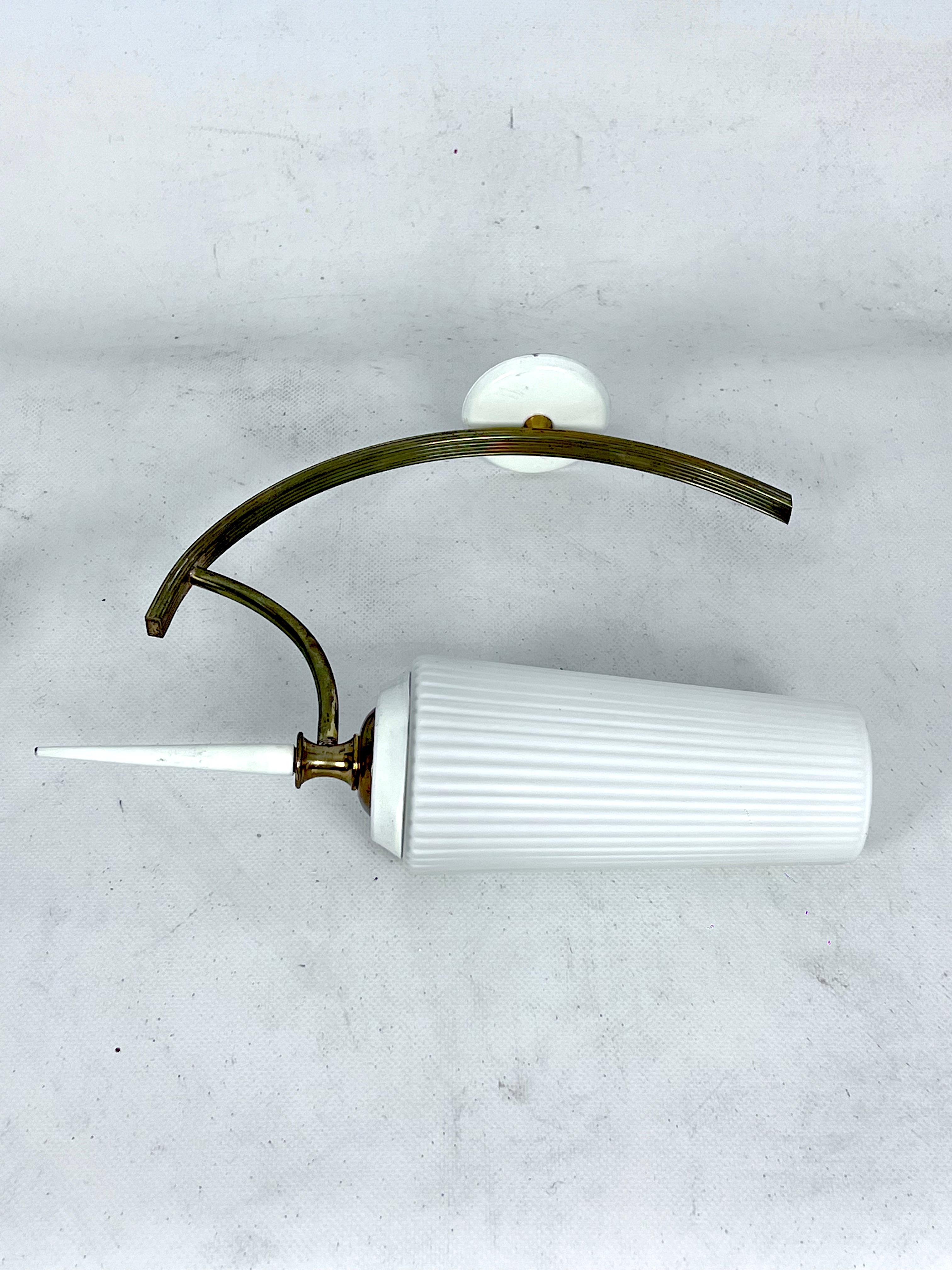 Mid-Century Italian pair of sconces in brass and opaline glass For Sale 4