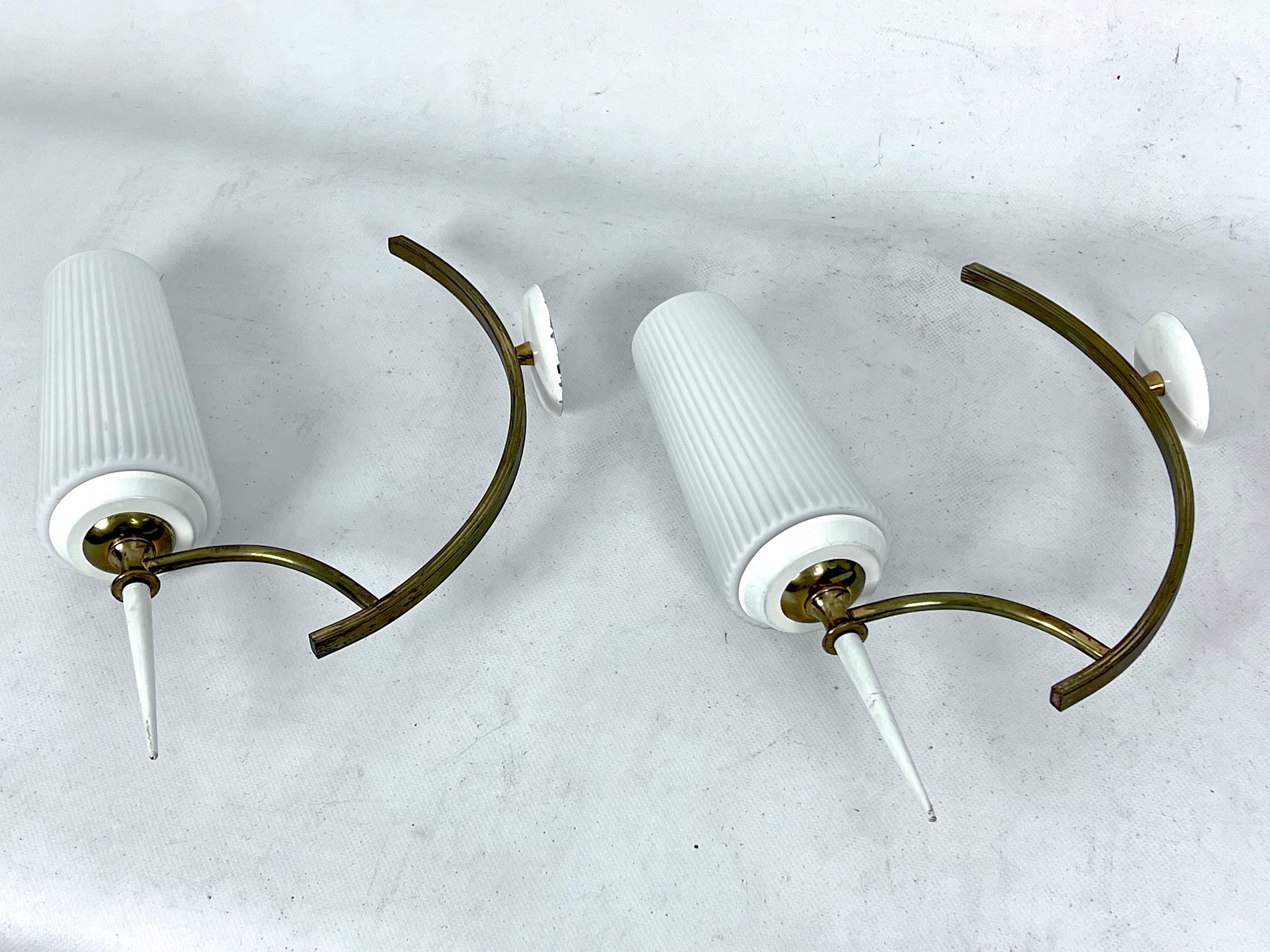 Mid-Century Italian pair of sconces in brass and opaline glass For Sale 5