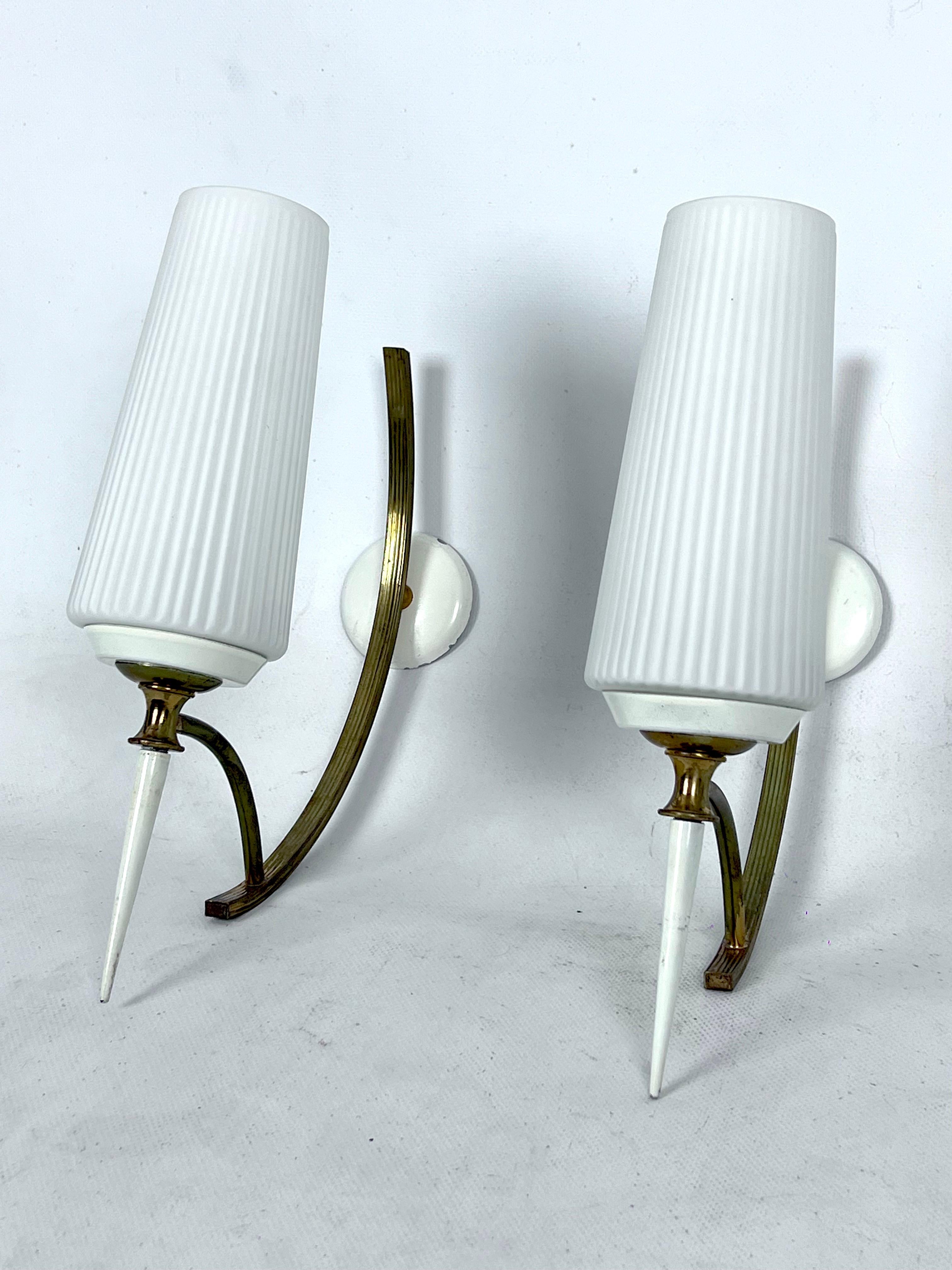 Mid-Century Italian pair of sconces in brass and opaline glass In Good Condition For Sale In Catania, CT