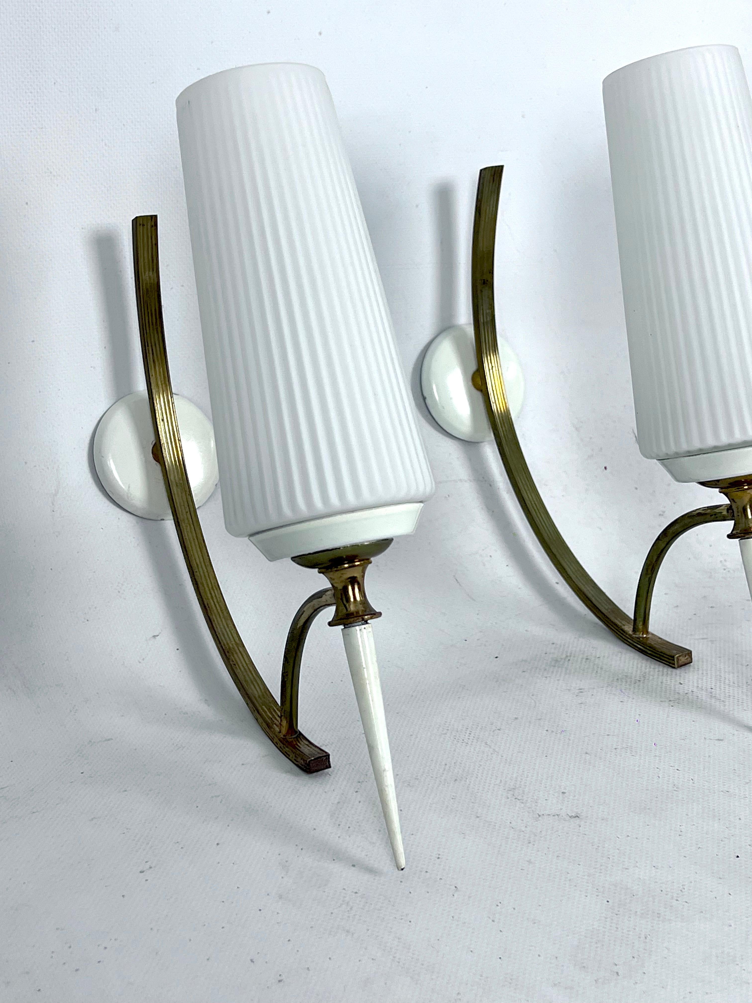 20th Century Mid-Century Italian pair of sconces in brass and opaline glass For Sale