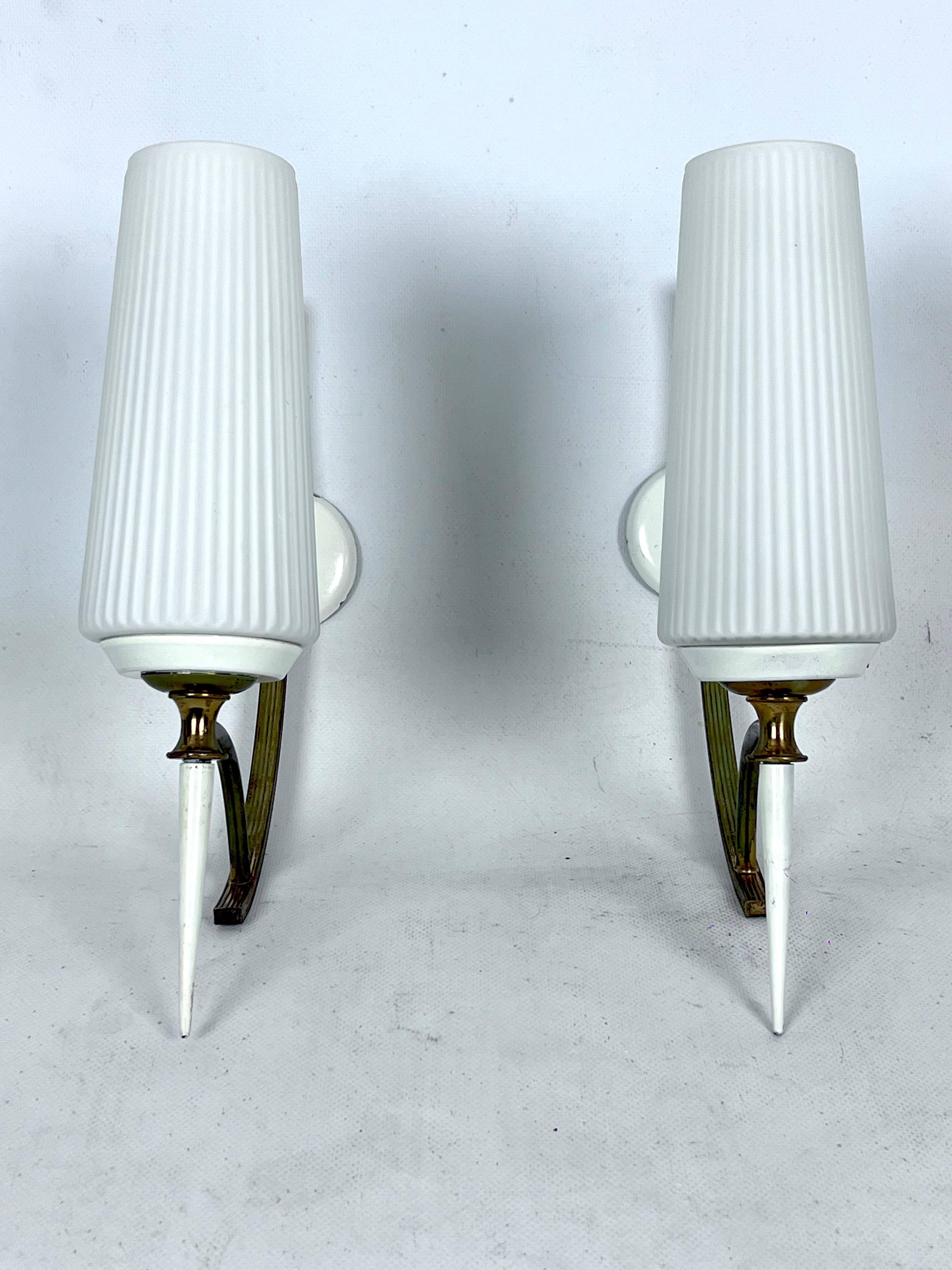 Brass Mid-Century Italian pair of sconces in brass and opaline glass For Sale