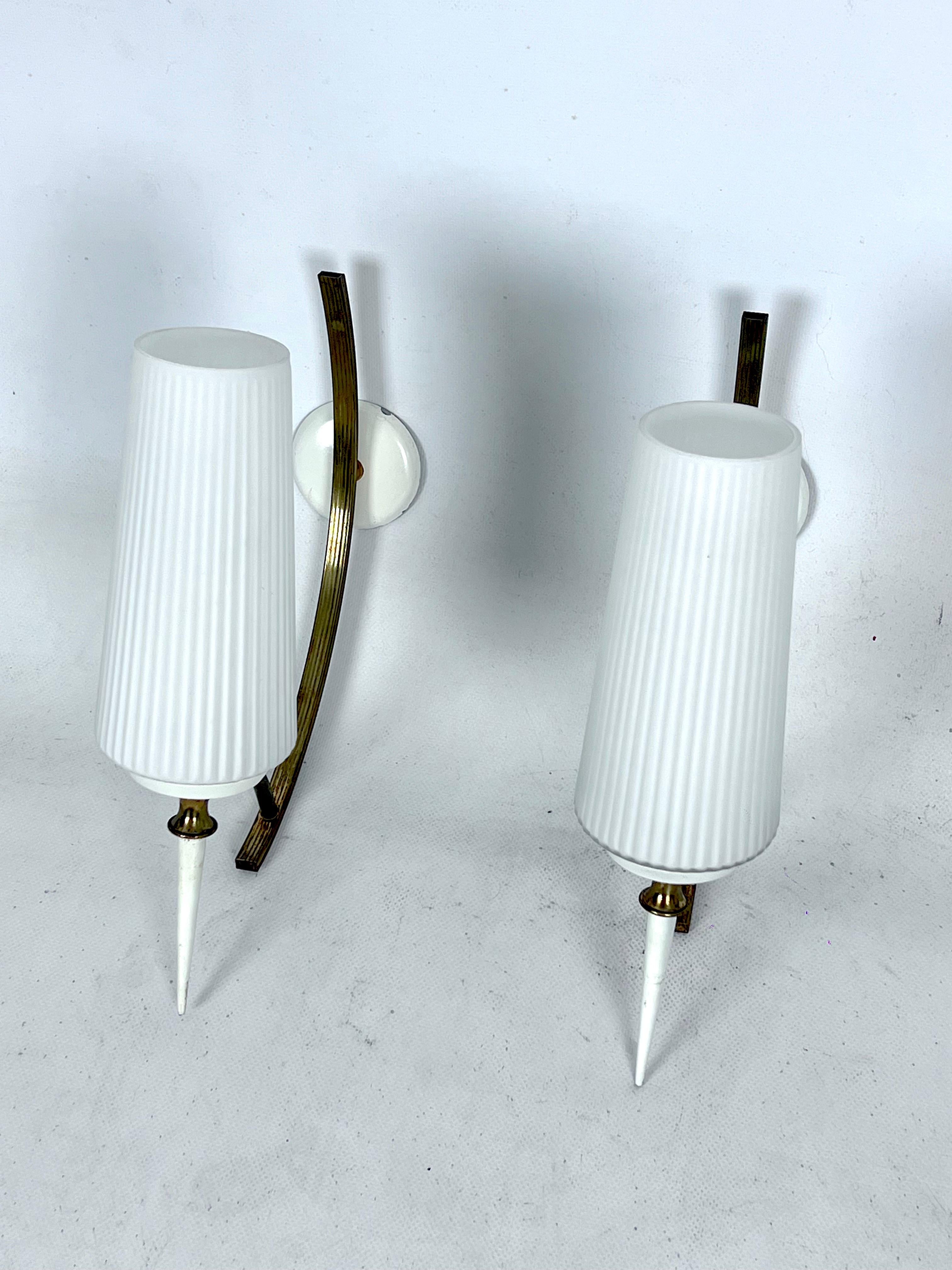 Mid-Century Italian pair of sconces in brass and opaline glass For Sale 1