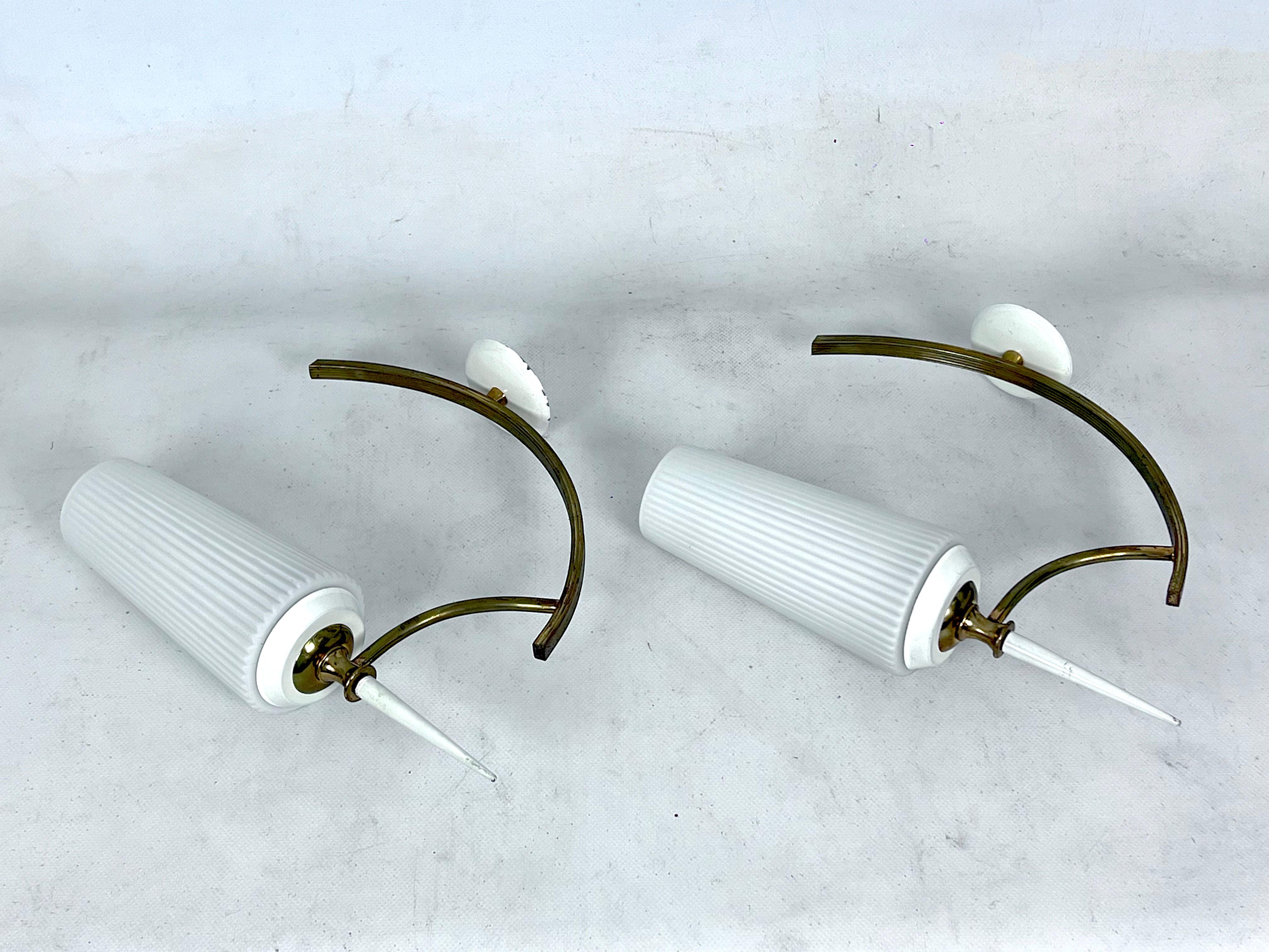 Mid-Century Italian pair of sconces in brass and opaline glass For Sale 2