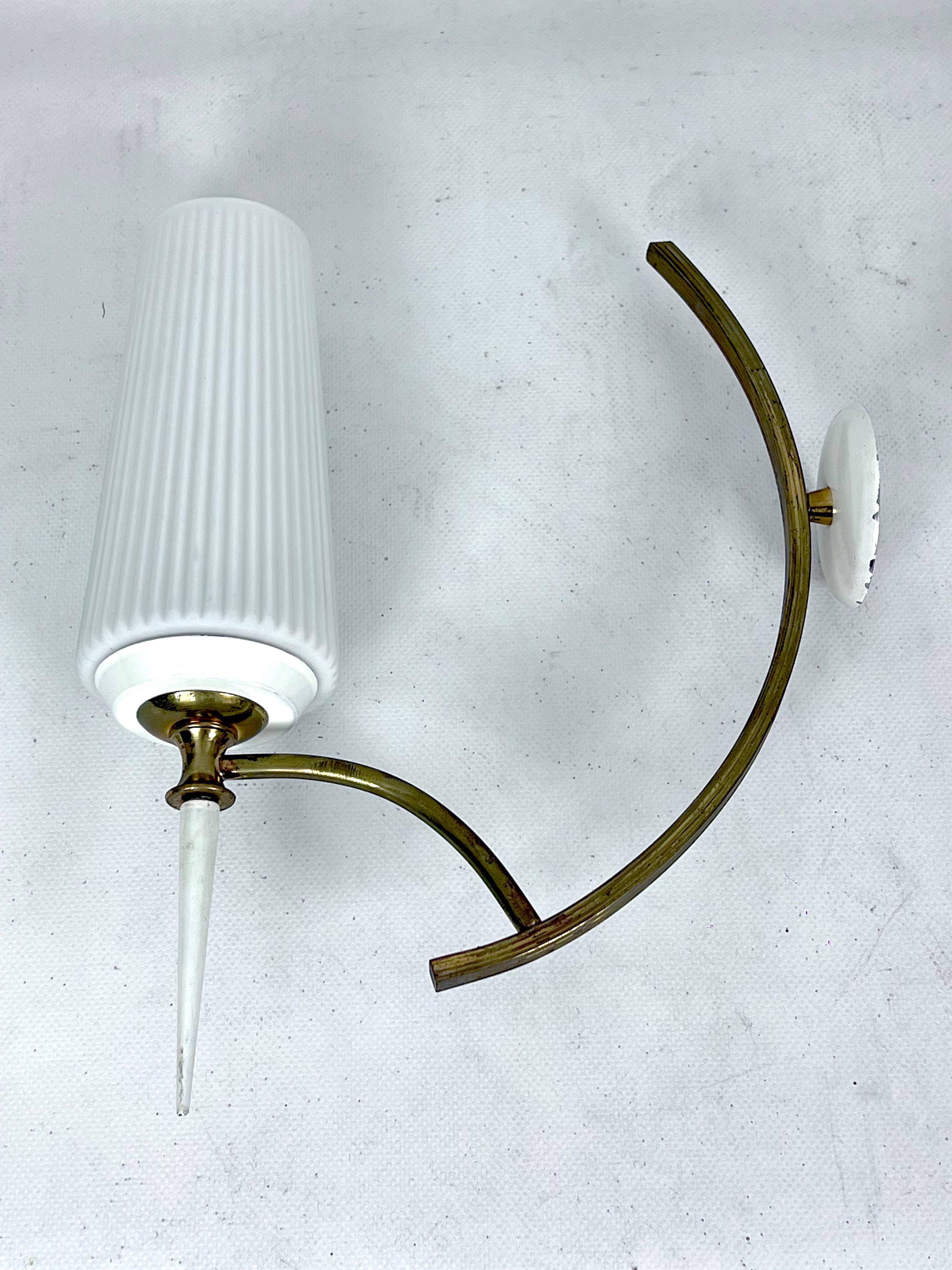 Mid-Century Italian pair of sconces in brass and opaline glass For Sale 3
