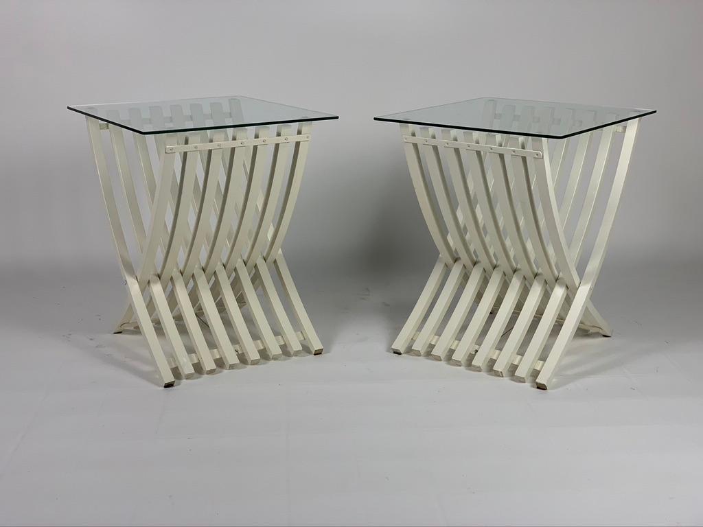 Pair of Italian 1970s folding tables in white lacquered wood with glass top.
The base is made up of an intertwining of wooden slats that can be closed with a pin, a steel cable to support and lock the mechanism.