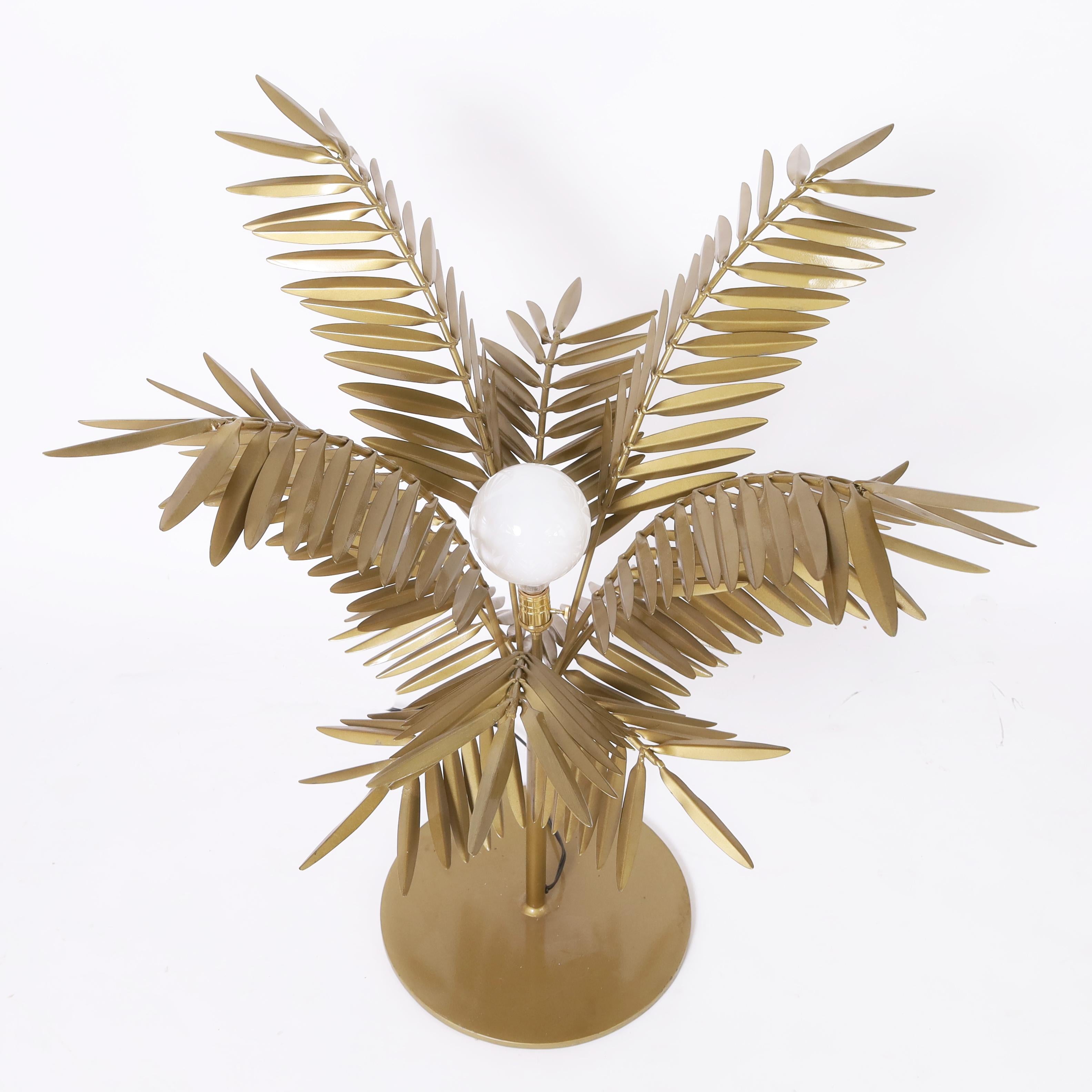 Lampe de table sculpturale vintage chic fabriquée à la main en métal en forme de palmier stylisé avec une finition laquée or branchée.