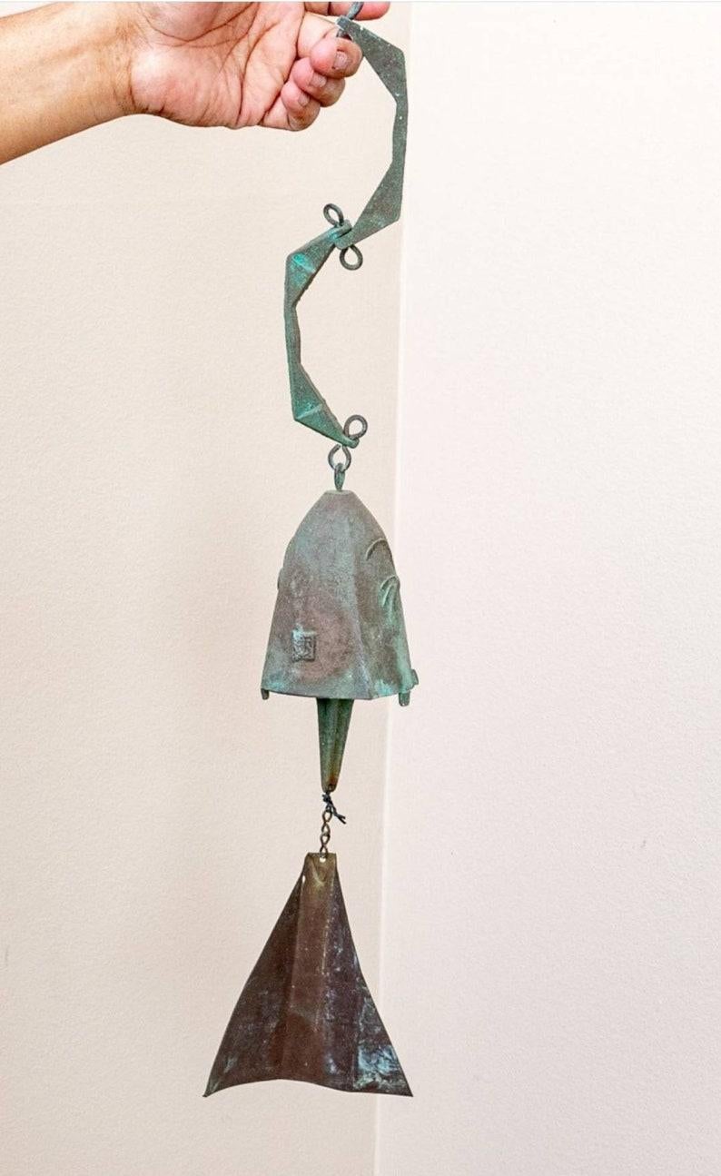 A large and heavy patinated bronze Brutalism style windbell sculpture by Paolo Soleri (Italy, later America; 1919-2014). 

Beautiful, substantial Mid-century Post Modernist Brutalist style wind chime bell, original kite, visually striking