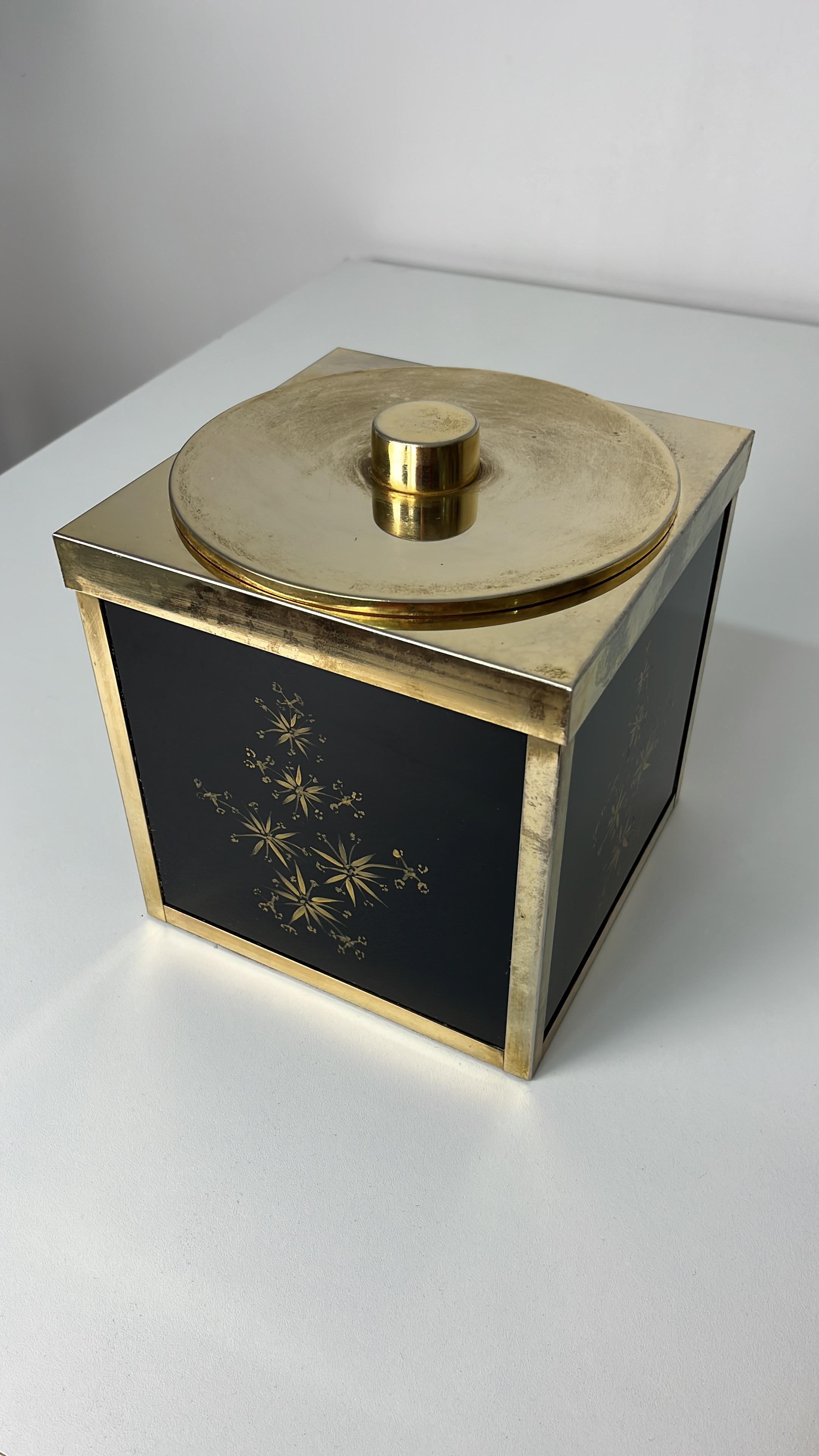 Seau à glace en laiton Paolo Traversi, Italie du milieu du siècle, 1960
Objet de design particulier, expression typique du Made in Italy.
Intact et en bon état, petits signes de vieillissement.