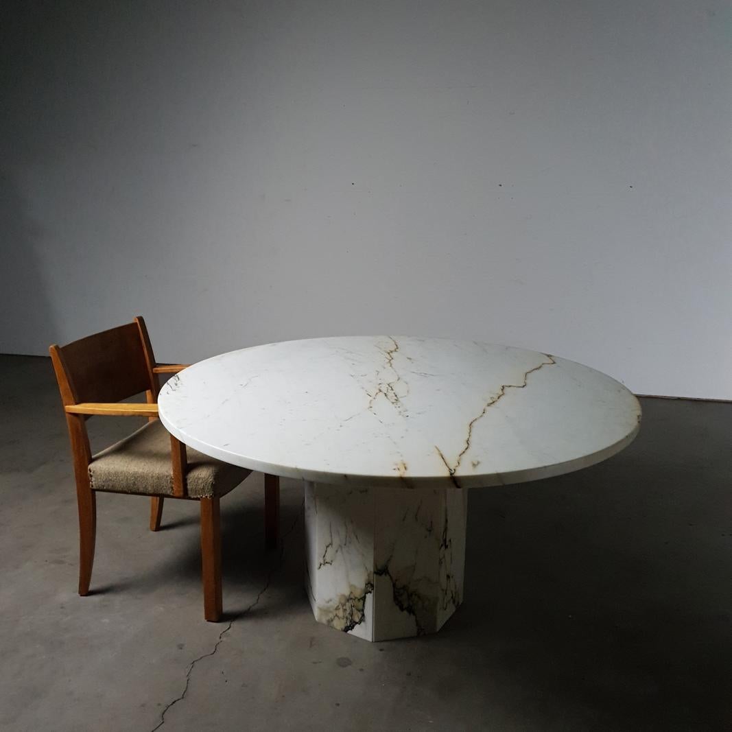 Table de salle à manger italienne du milieu du siècle en marbre Paonazzo, années 1970 en vente 3