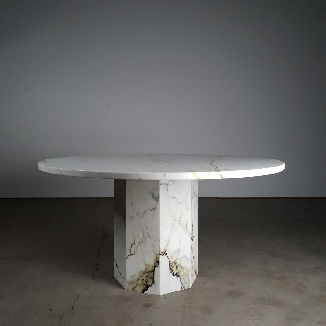 Une exceptionnelle table à manger en marbre italien.

Cette table étonnante est fabriquée en marbre Paonazzo, un marbre de Carrare aux veines magnifiques et aux caractéristiques uniques. 
Ce fabuleux marbre présente un magnifique motif de vagues