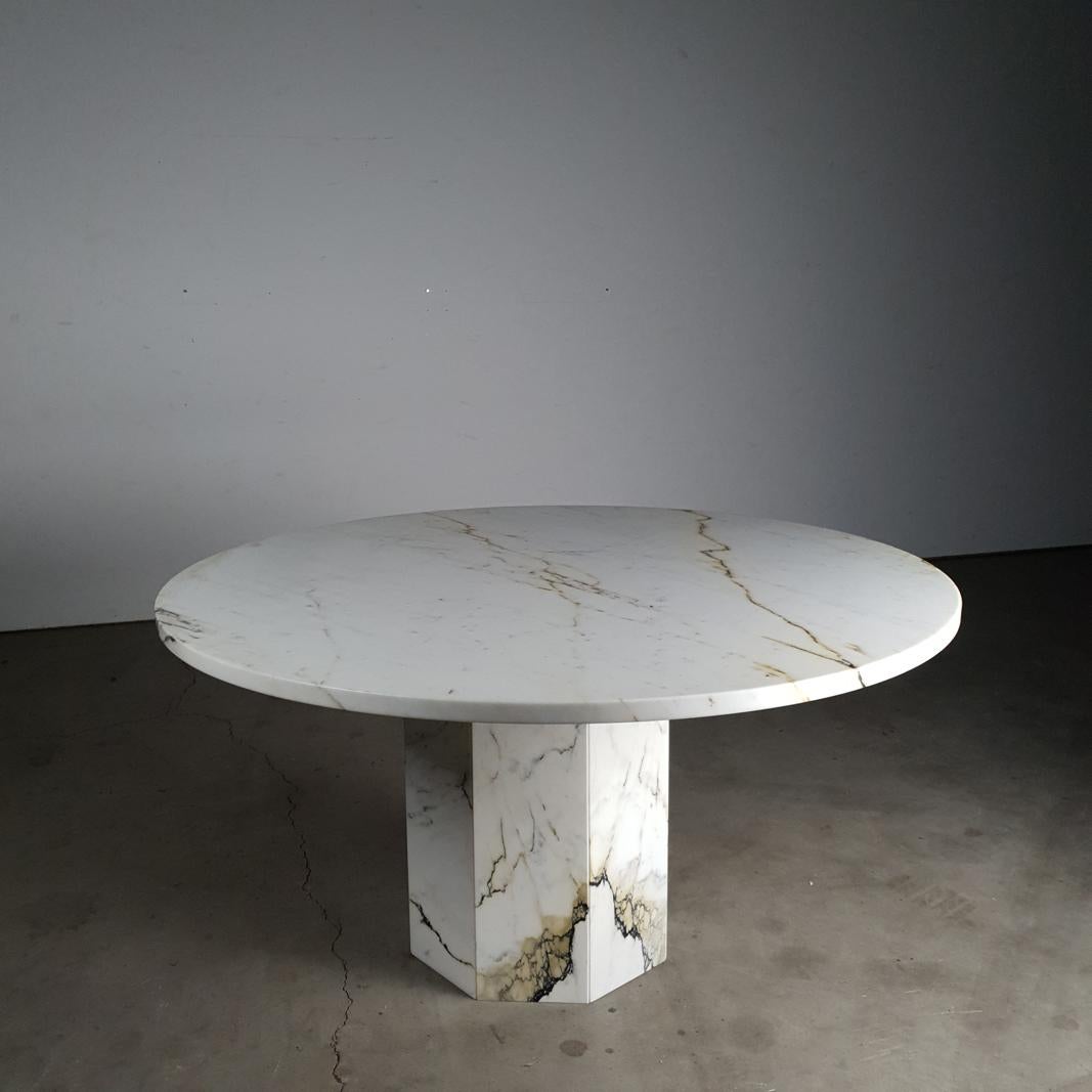 Mid-Century Modern Table de salle à manger italienne du milieu du siècle en marbre Paonazzo, années 1970 en vente