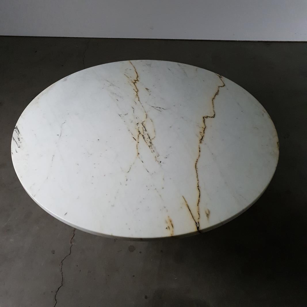 Fait main Table de salle à manger italienne du milieu du siècle en marbre Paonazzo, années 1970 en vente