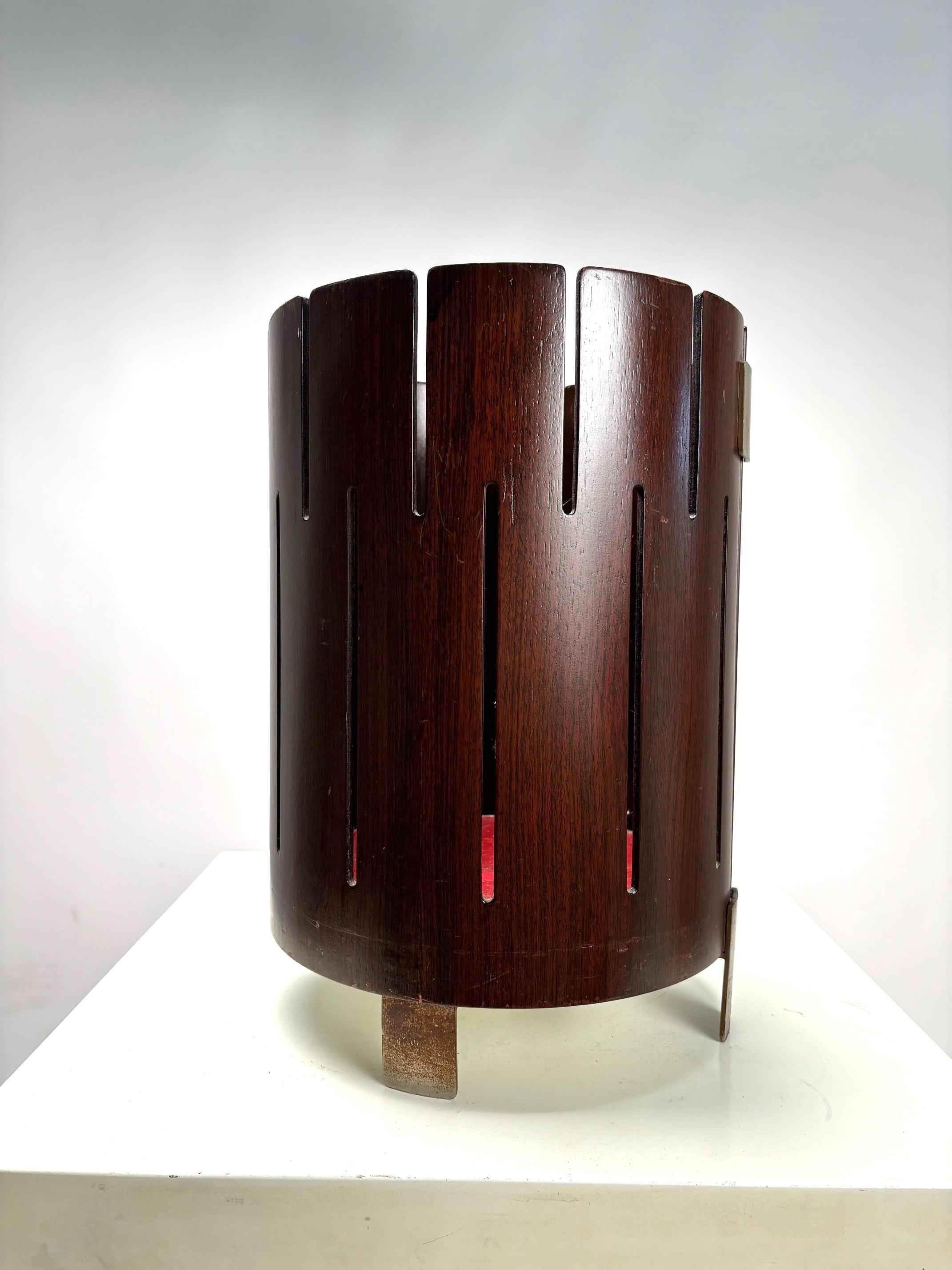 Rara y elegante papelera italiana de mediados de siglo en metal y madera contrachapada.