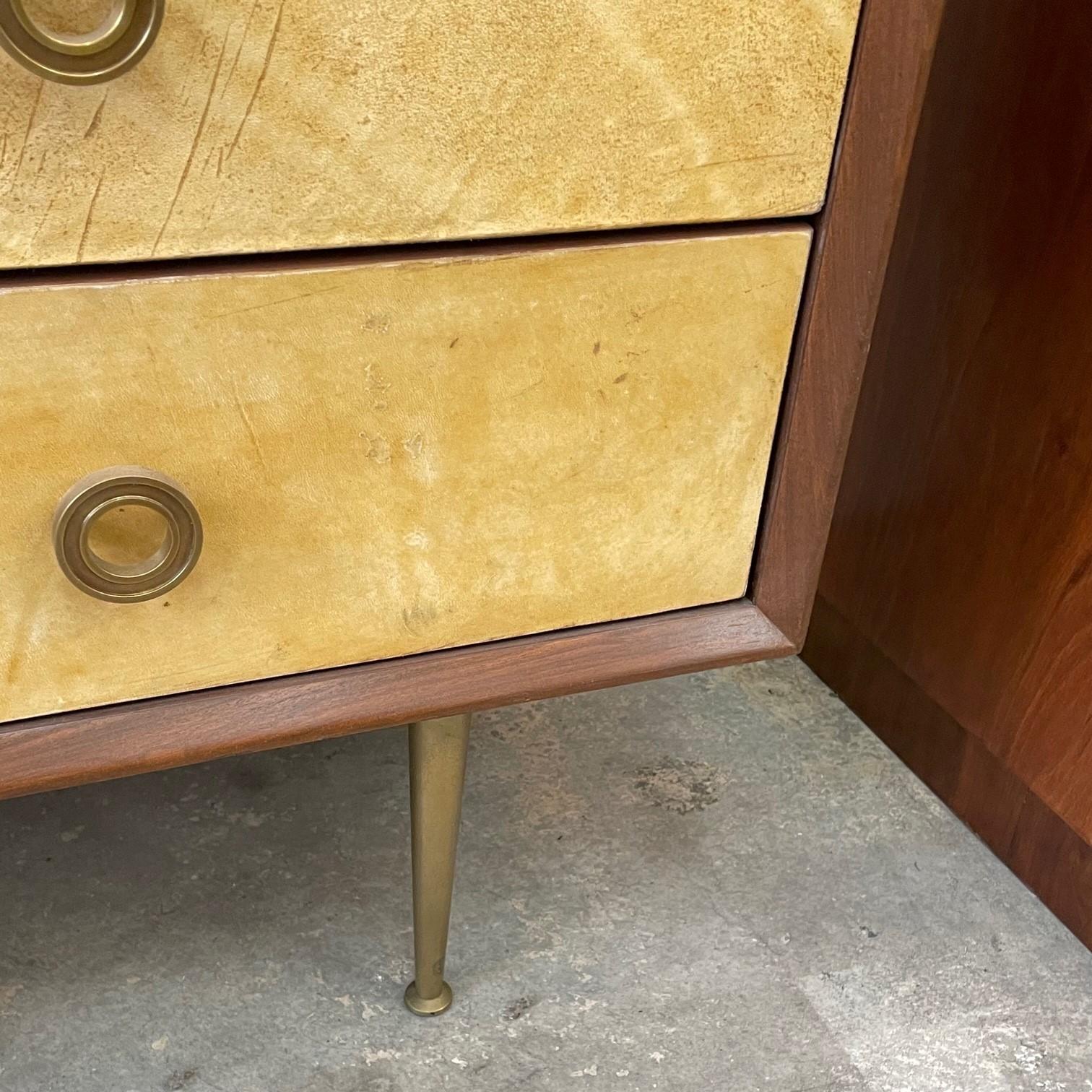 Mid-Century moderno Cassapanca italiana di metà secolo in pergamena e mogano in vendita