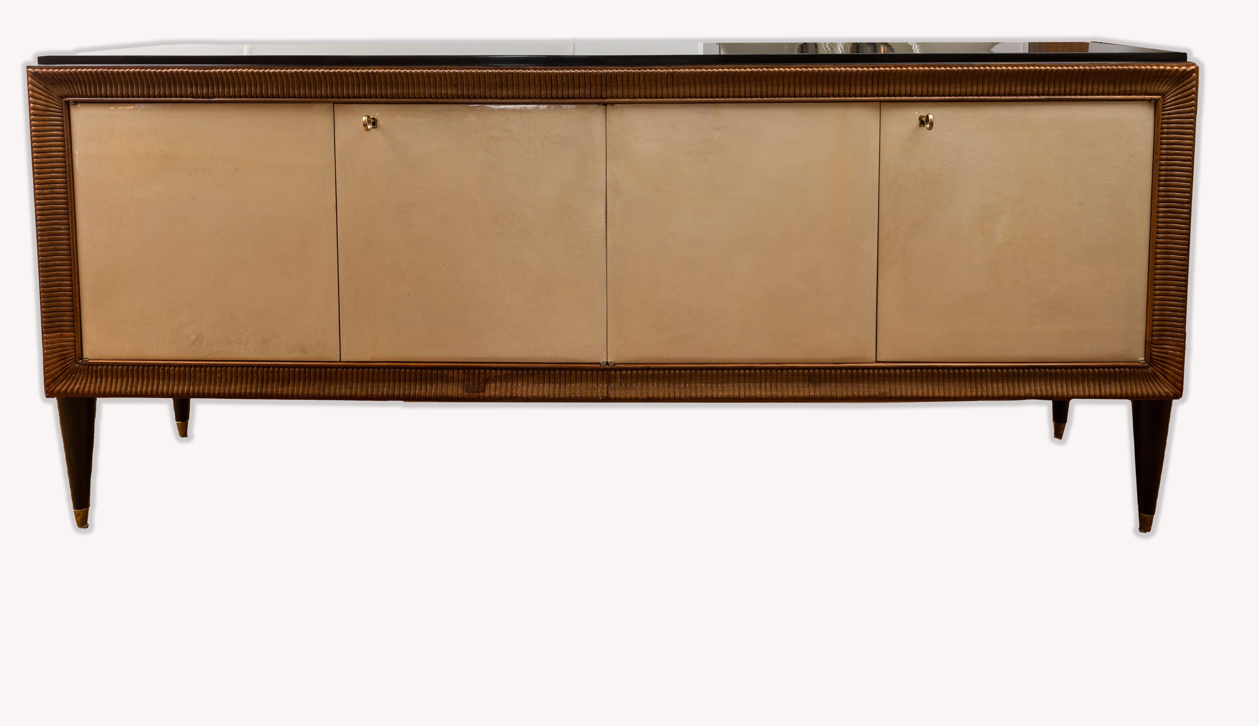 Italienisches Pergament-Sideboard aus der Mitte des Jahrhunderts im Zustand „Gut“ im Angebot in Westport, CT