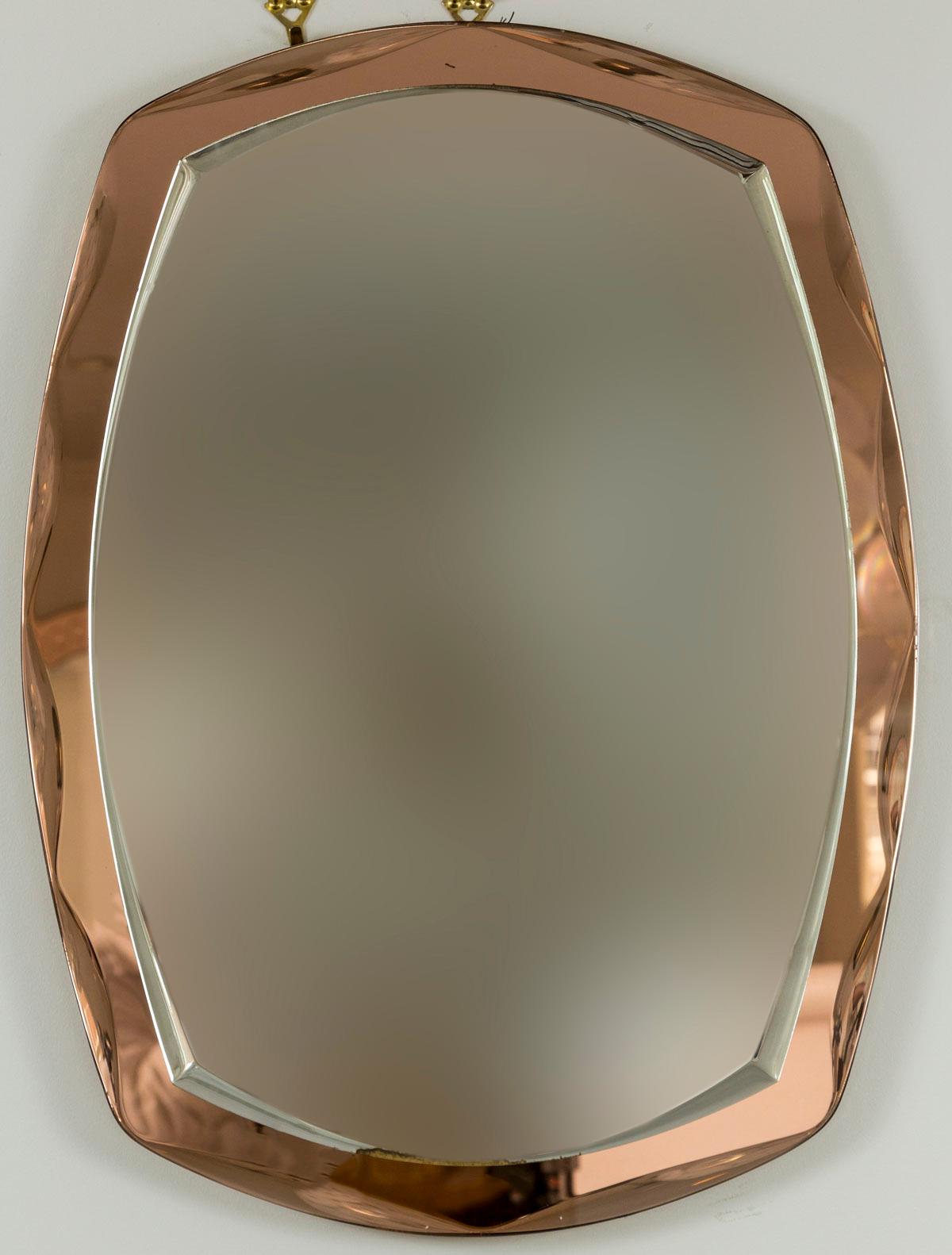 Wunderschöner rechteckiger italienischer Vintage-Spiegel mit pfirsichfarbenem Glasrahmen des Herstellers Cristal Arte. Abgebildet mit dem originalen Spiegelglas.

Datierung: 1960ca

Zustand: Sehr gut, Originalzustand mit Altersspuren, Rahmen ohne