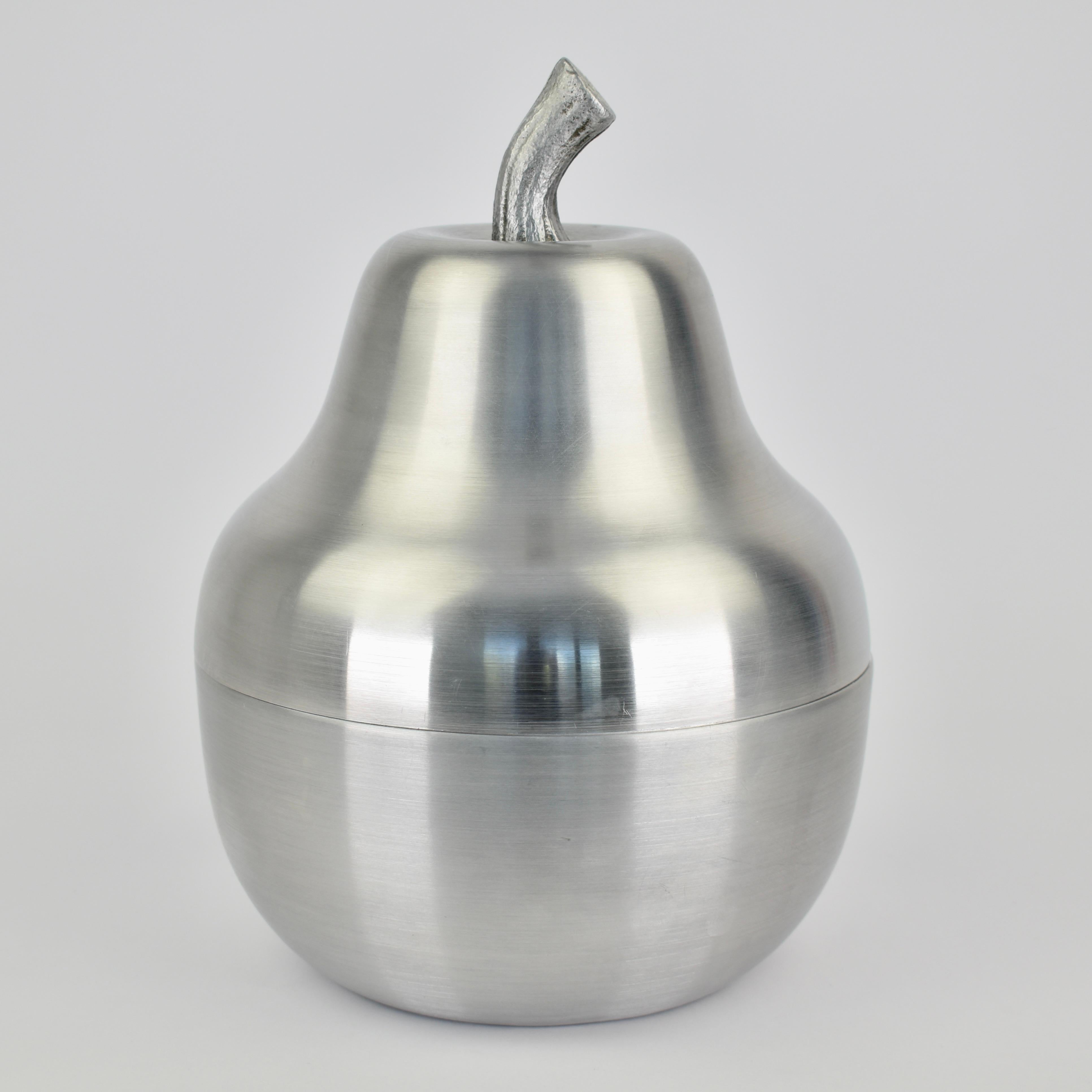 Bellissimo secchiello per il ghiaccio italiano a forma di pera, realizzato negli anni '70. Il secchio si apre, realizzato in alluminio e plastica. Buone condizioni, due lievi ammaccature, piccole tracce di usura.

Altezza: 27 cm
Diametro: 20