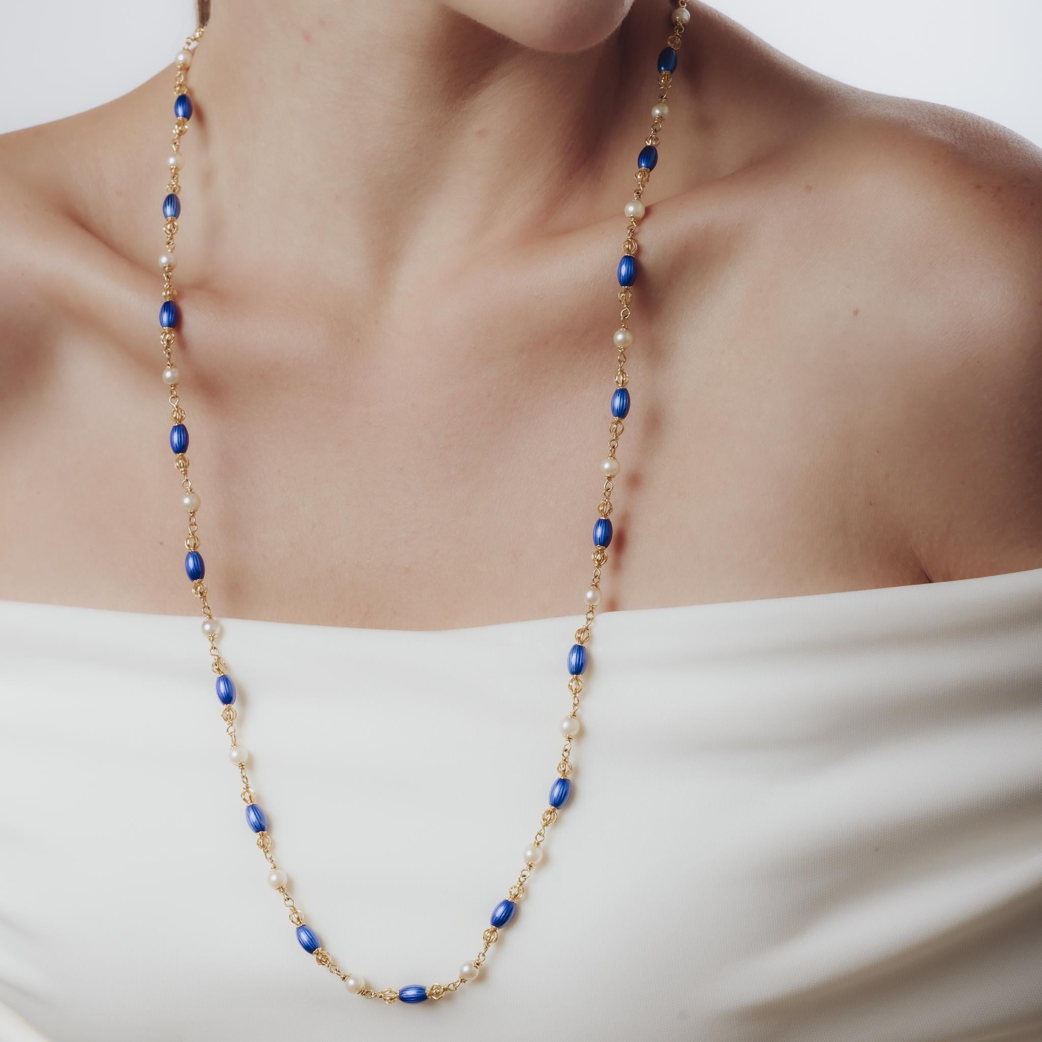 Perle Collier italien du milieu du siècle en perles, or jaune 18k et �émail bleu en vente