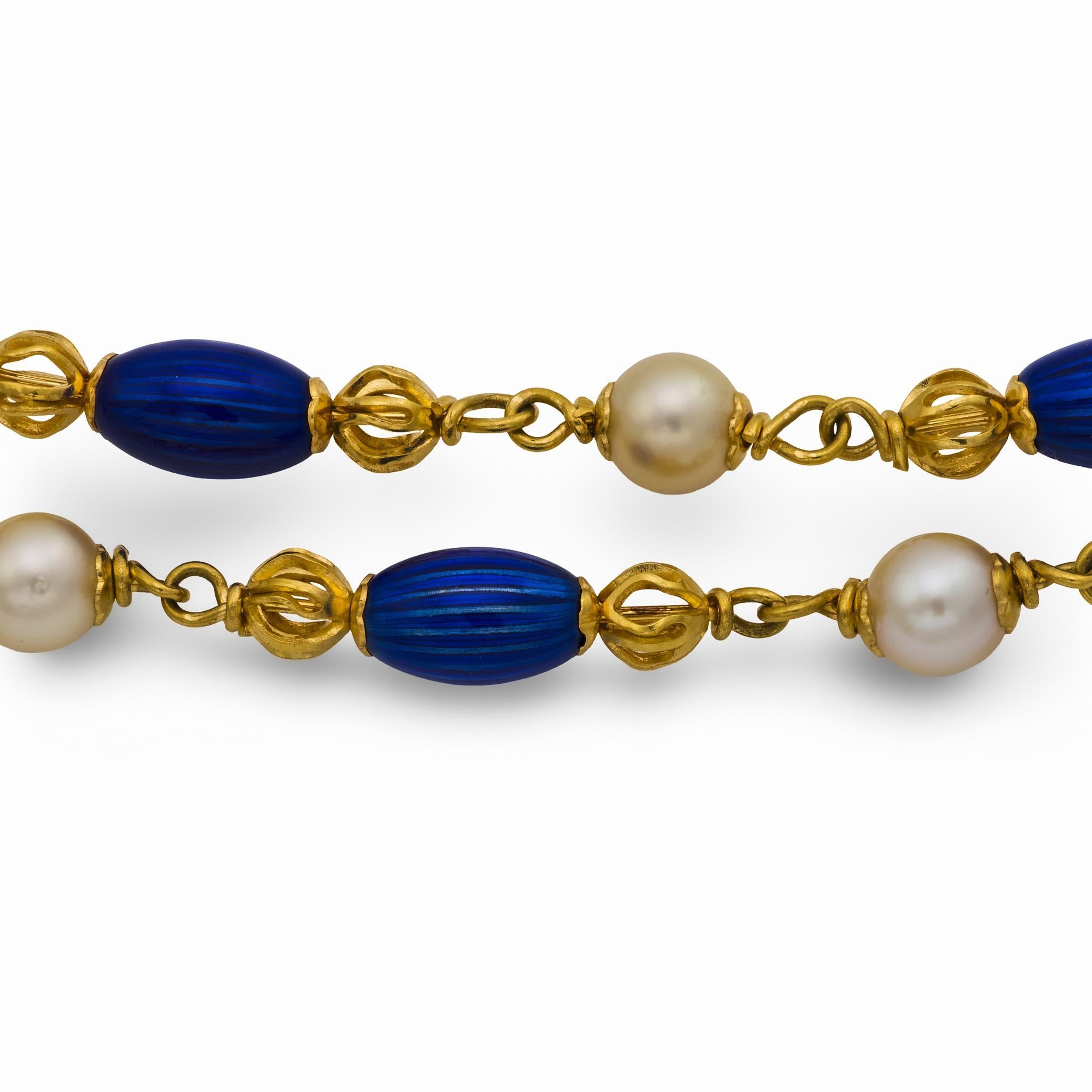 Collier italien du milieu du siècle en perles, or jaune 18k et émail bleu Bon état - En vente à Beverly Hills, CA