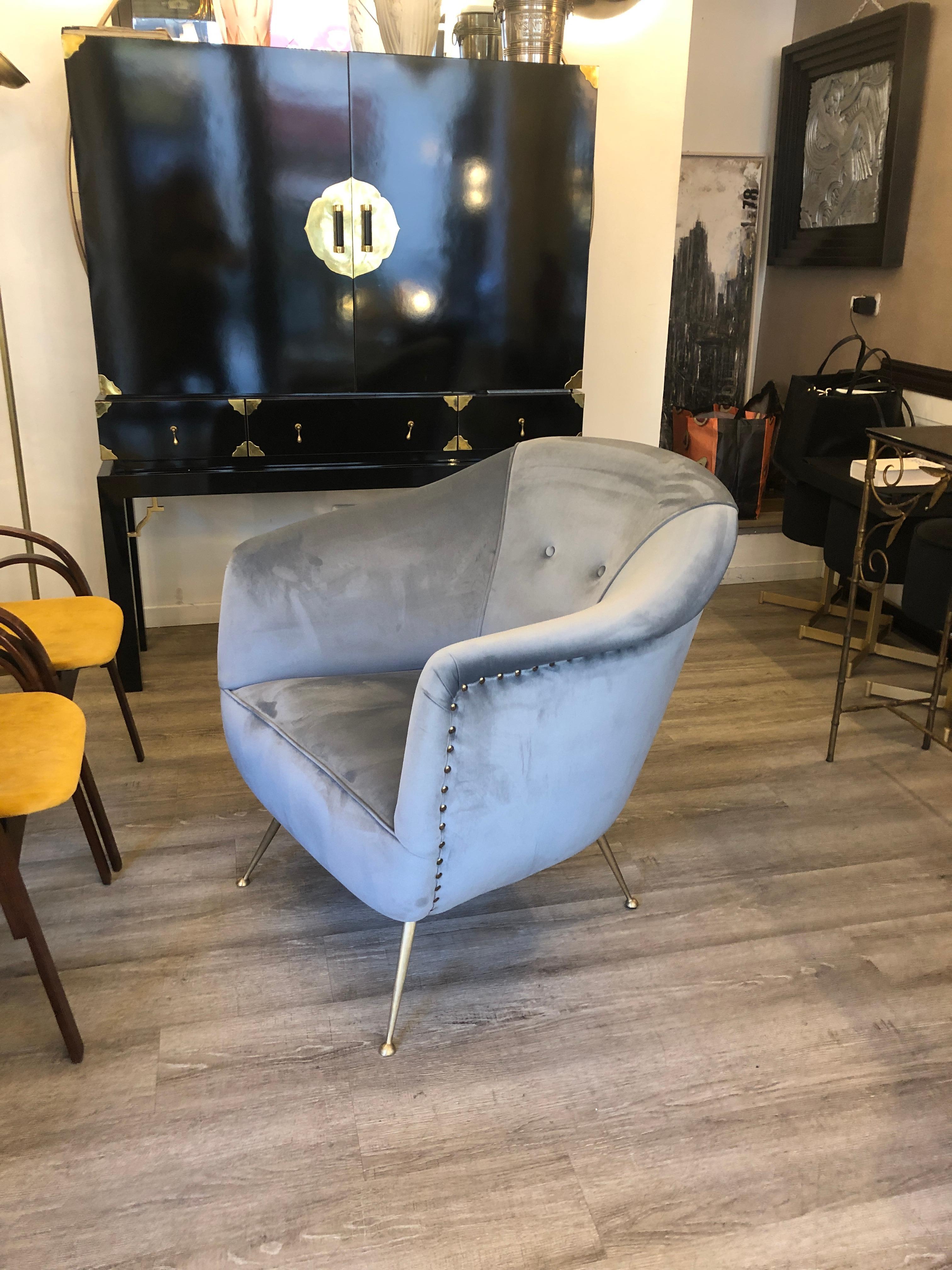 Grey pearl velvet with brass legs and brass studs lining the back.
This armchair comes from Italy from midcentury period. It has been restored with new upholstery and padding and brass legs has been brushed. The size : W 84 cm, H 83 cm , D 70 cm,