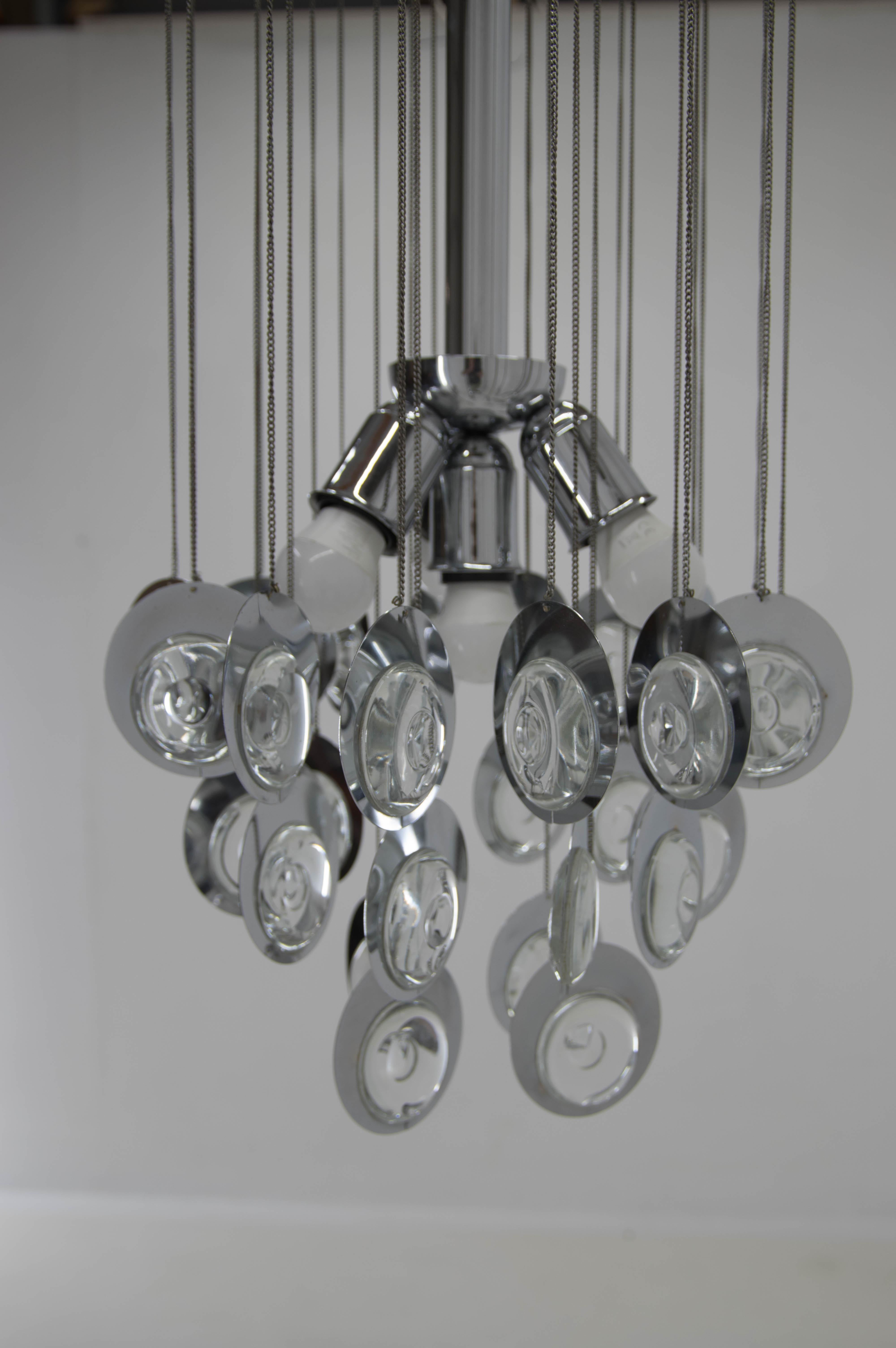 Glass and chrome pendant made in Italy in 1960s.
Very good condition, chrome with minimum age patina.
3x40W, E25-E27 bulb
US wiring compatible