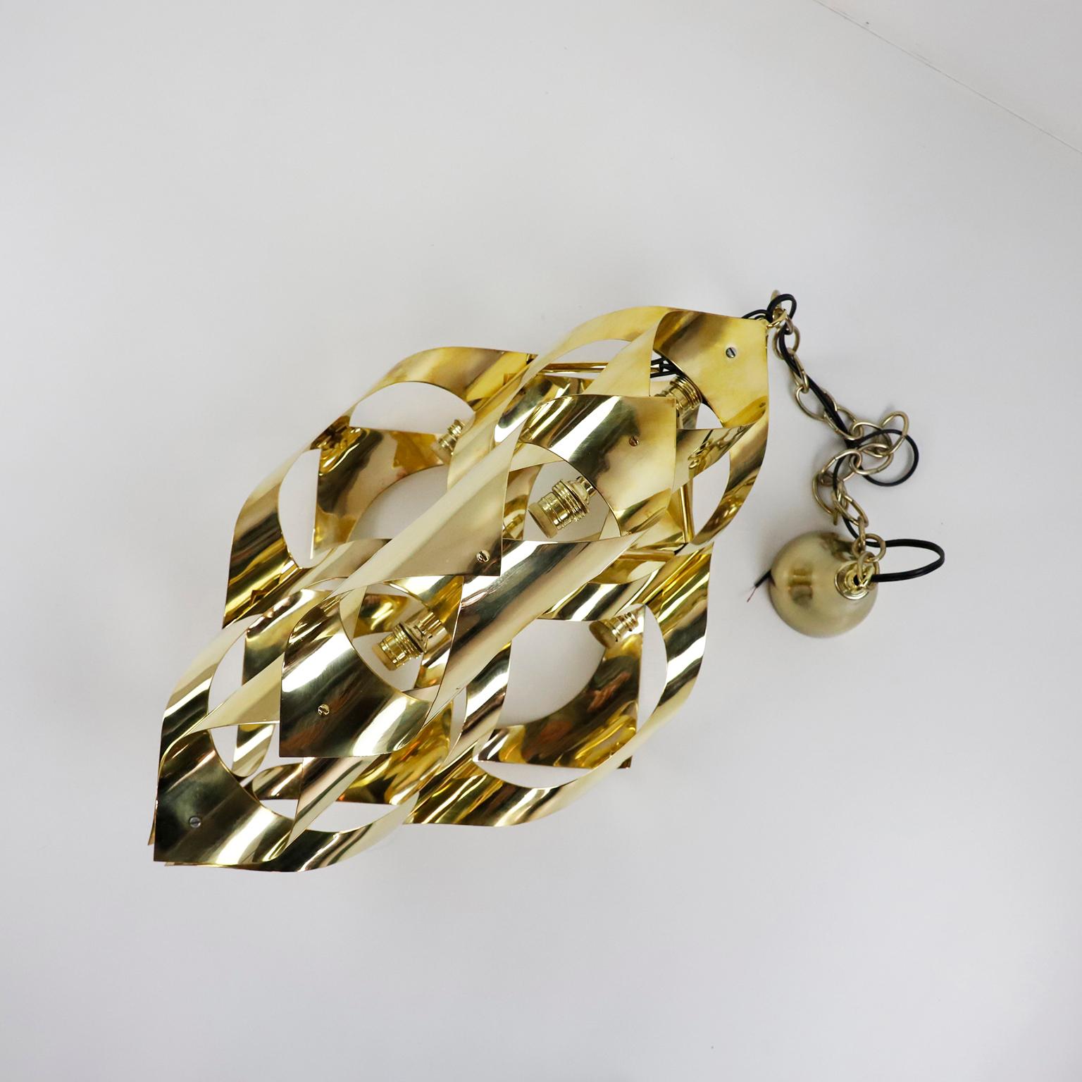 Circa 1960. We offer this Mid Century Italian Pendant Lamp. Beautiful design made in solid bronze plates. The lamp has just been electrified and all the cables have been changed except the original sockets made of bronze which have been polished