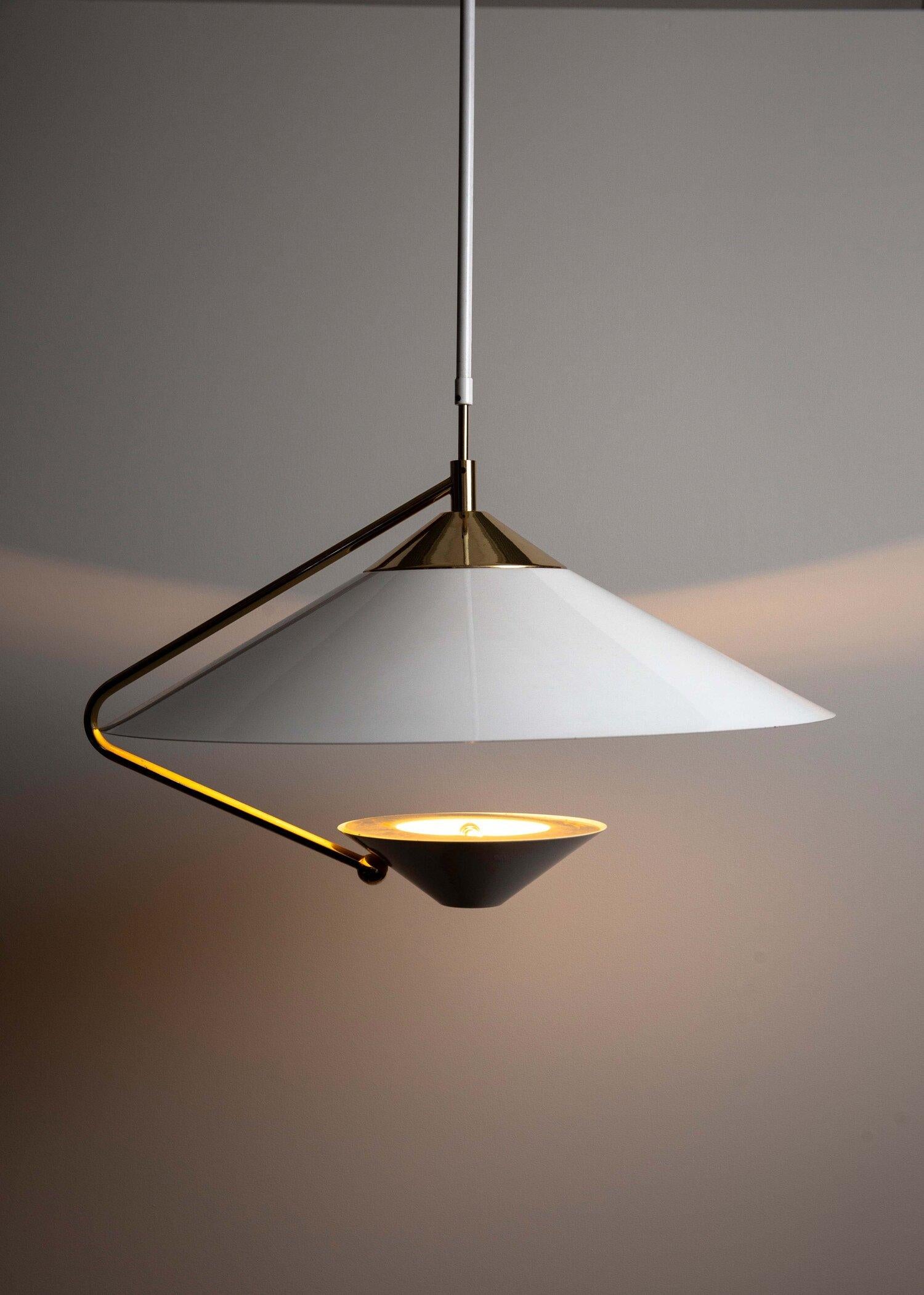 Italian pendant lamp manufactured in the 1960s. White enameled aluminium reflective shade, brass plated arm, white stem and canopy. 150 watts T3 type J 78 mm halogen bulb (no transformer needed).

Measures: HEIGHT: 30 inches (76.2 cm) to ceiling /