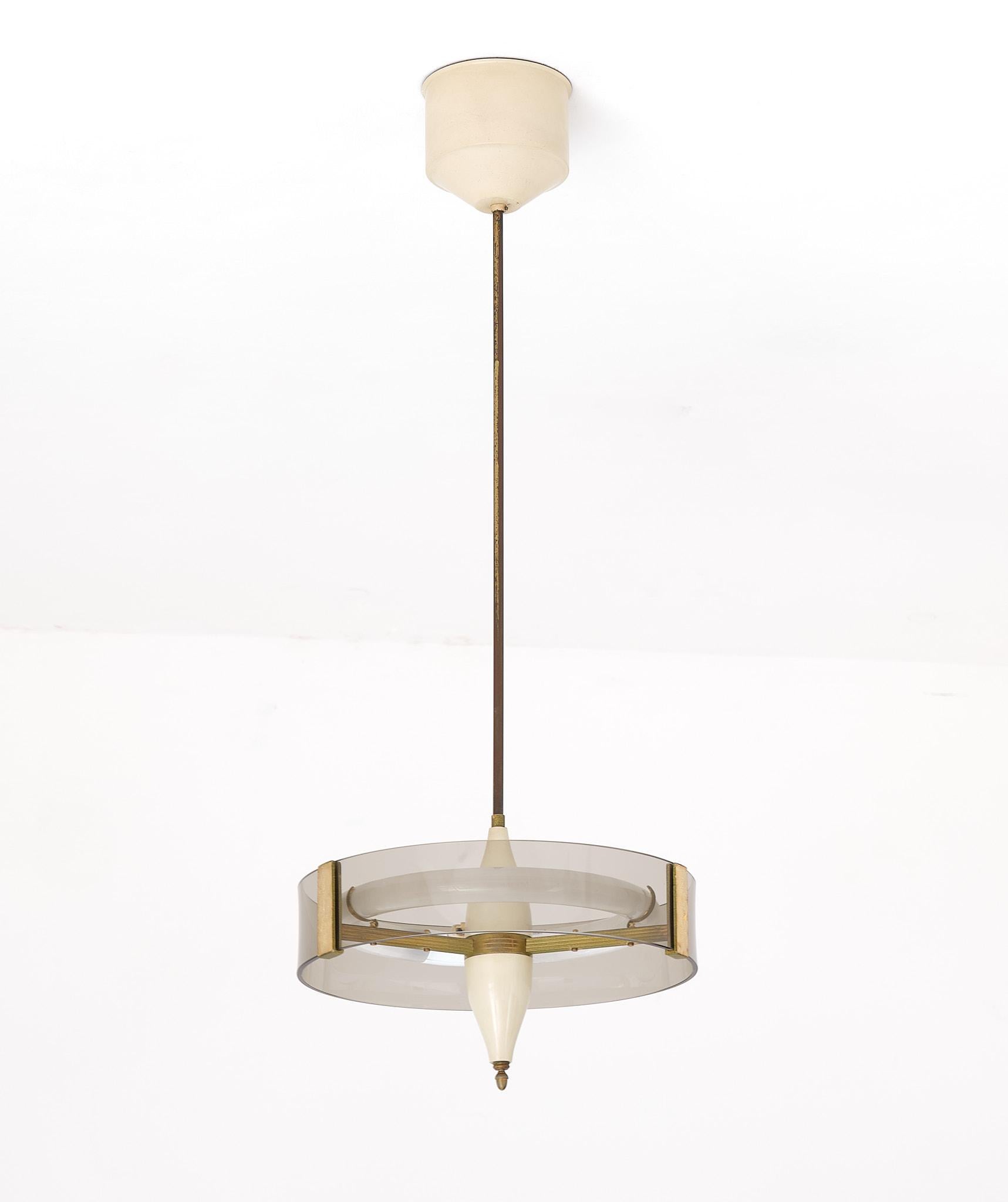 Lampe pendante italienne du milieu du siècle en métal beige et laiton, années 1950 en vente 4