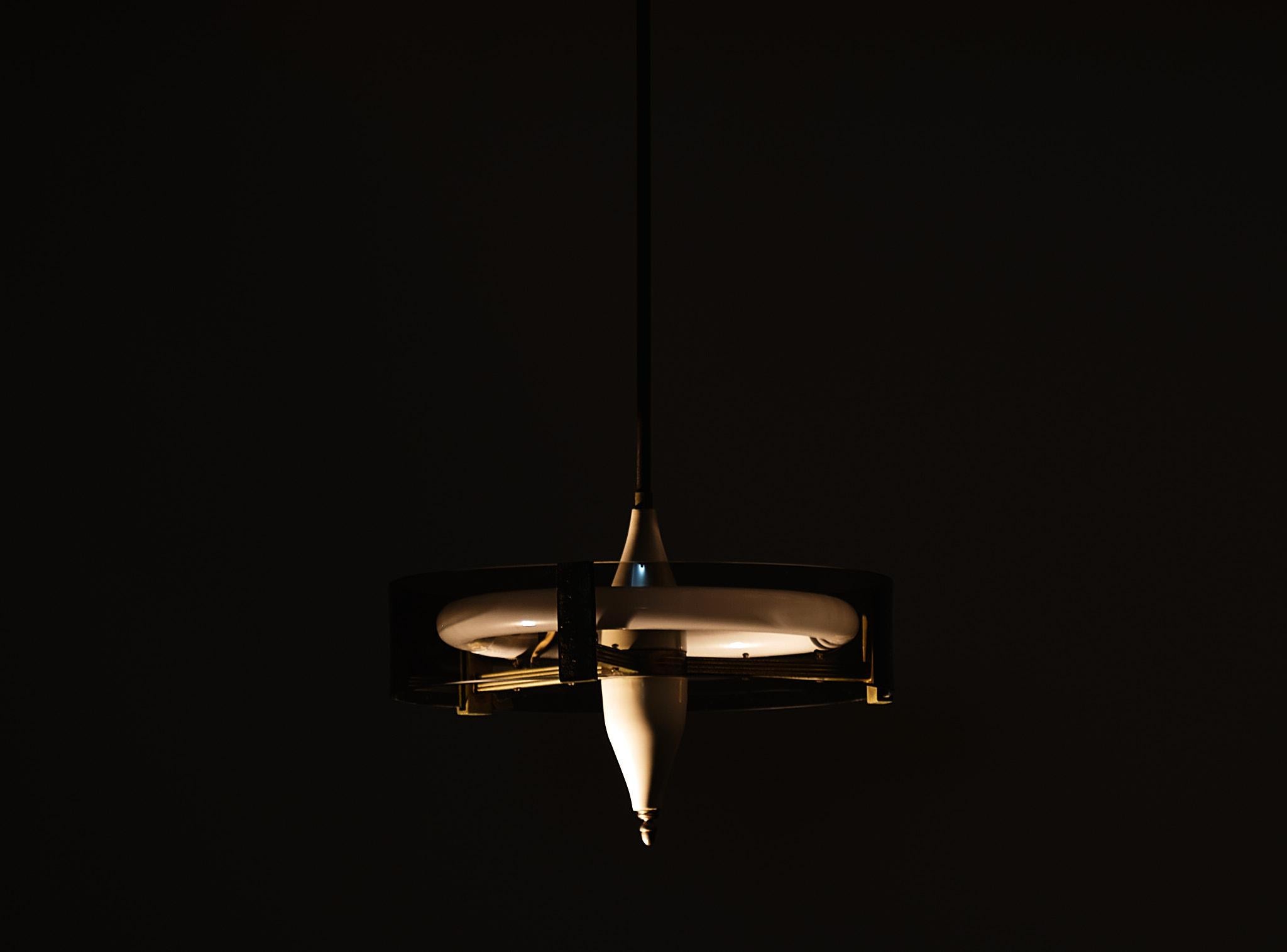 Lampe pendante italienne du milieu du siècle en métal beige et laiton, années 1950 en vente 6
