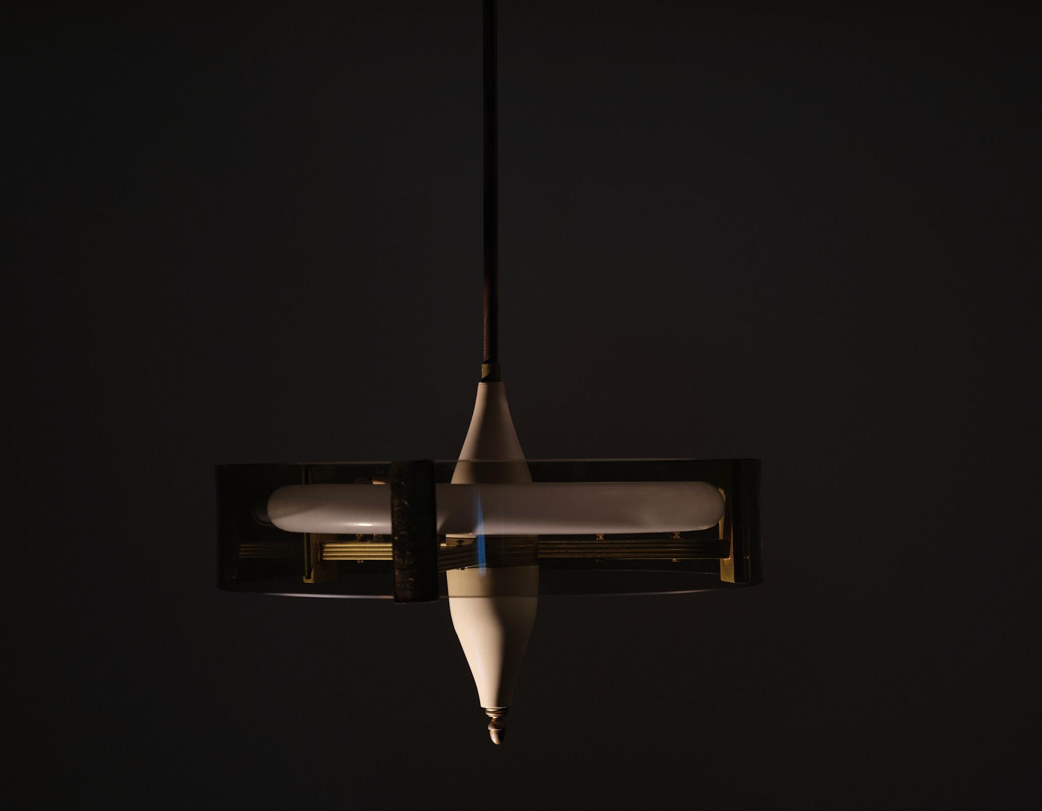 Mid-Century Modern Lampe pendante italienne du milieu du siècle en métal beige et laiton, années 1950 en vente