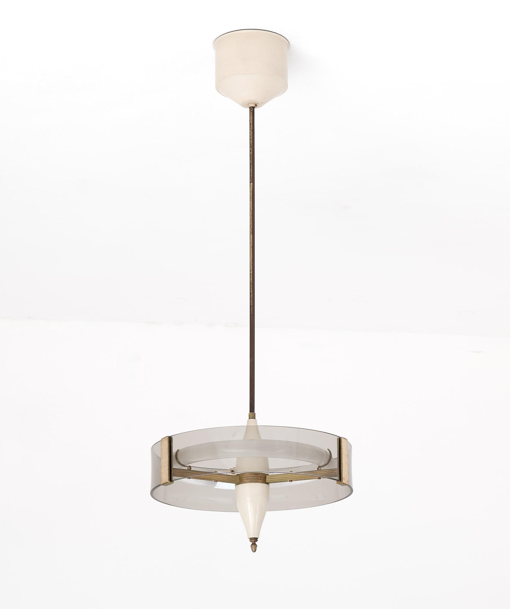 Lampe pendante italienne du milieu du siècle en métal beige et laiton, années 1950 Bon état - En vente à Rome, IT