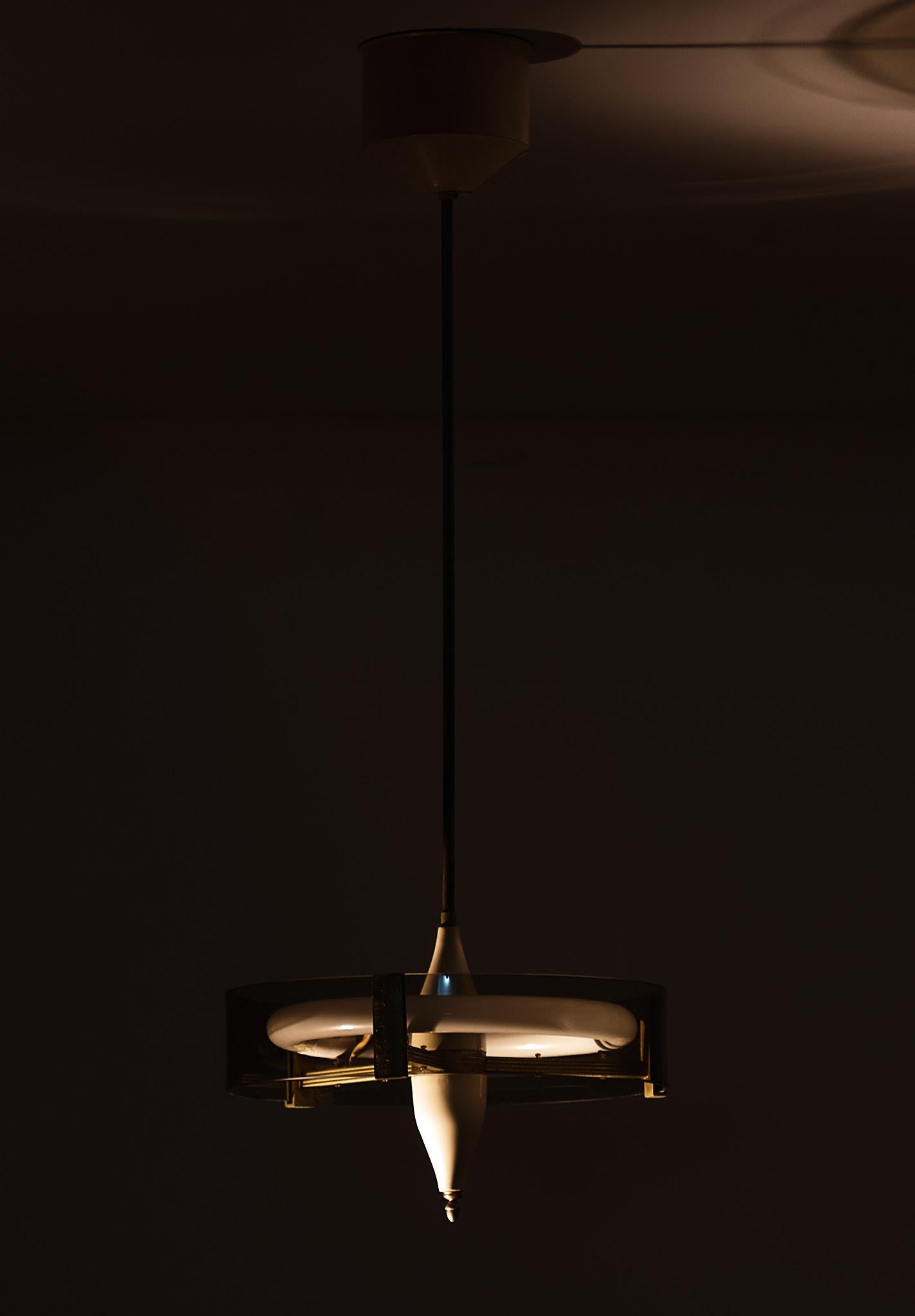 Lampe pendante italienne du milieu du siècle en métal beige et laiton, années 1950 en vente 1