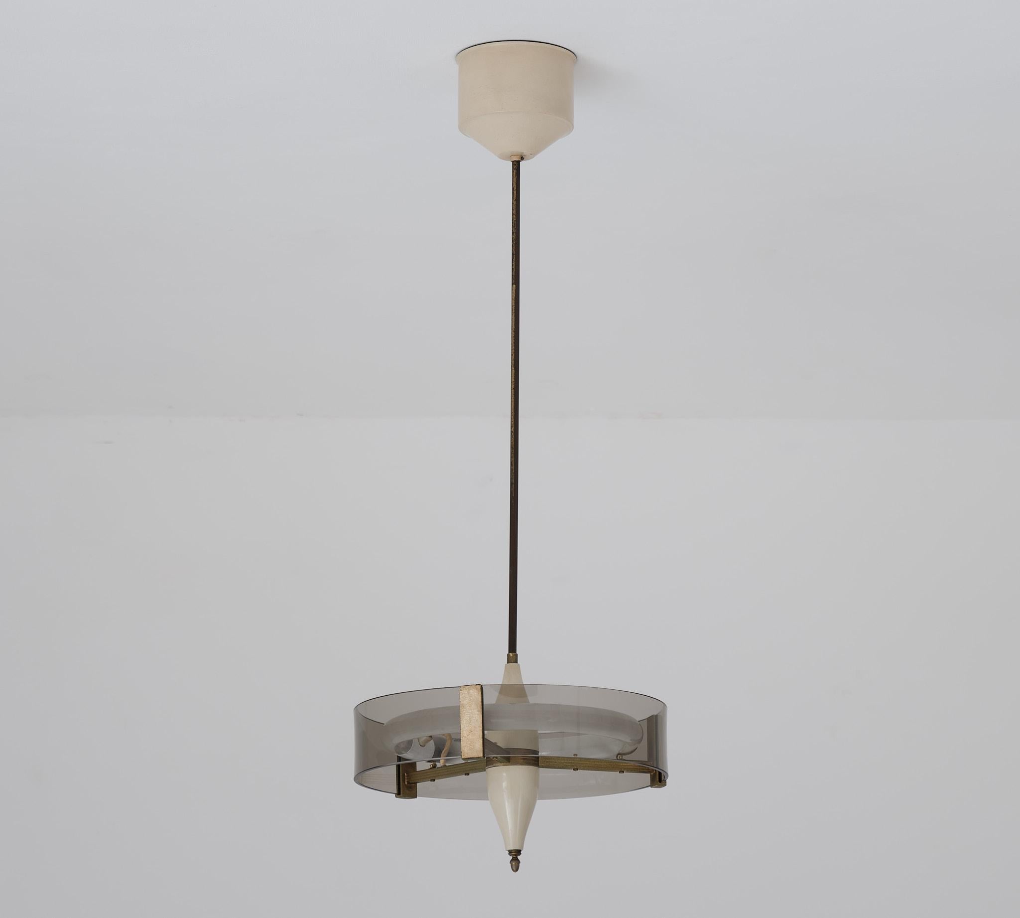 Lampe pendante italienne du milieu du siècle en métal beige et laiton, années 1950 en vente 2