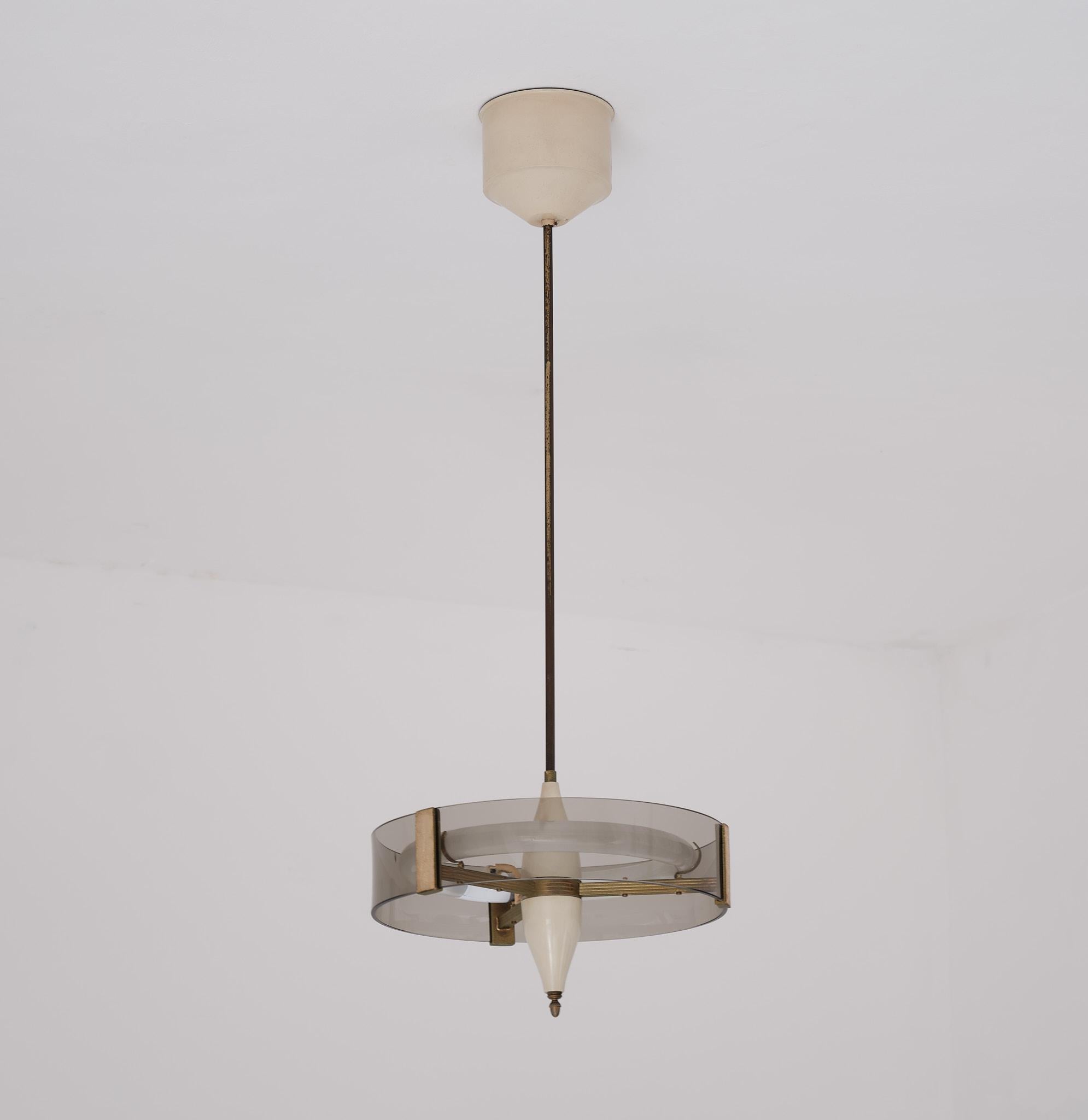 Lampe pendante italienne du milieu du siècle en métal beige et laiton, années 1950 en vente 3