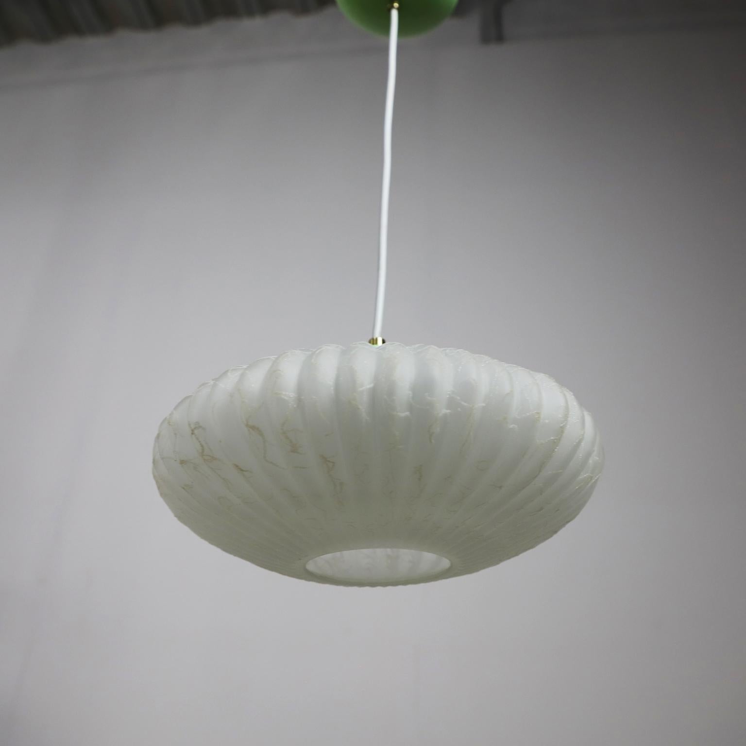 Mid Century Italian Pendant Lamp made in Opal Glass In Good Condition For Sale In Mexico City, CDMX
