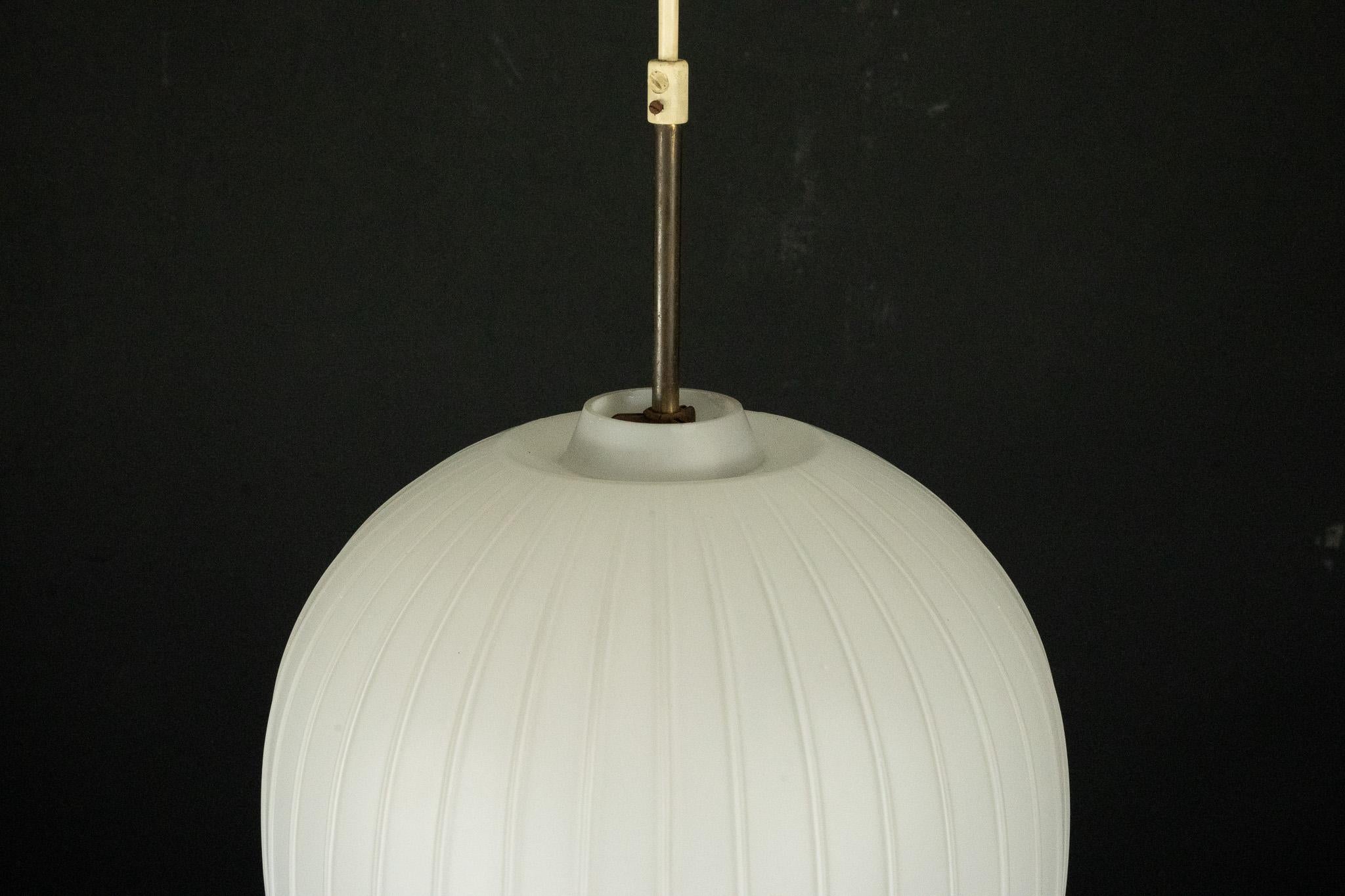 Mid-Century Italian pendant light in the style of Arredoluce Monza. Italy 1950s For Sale 4