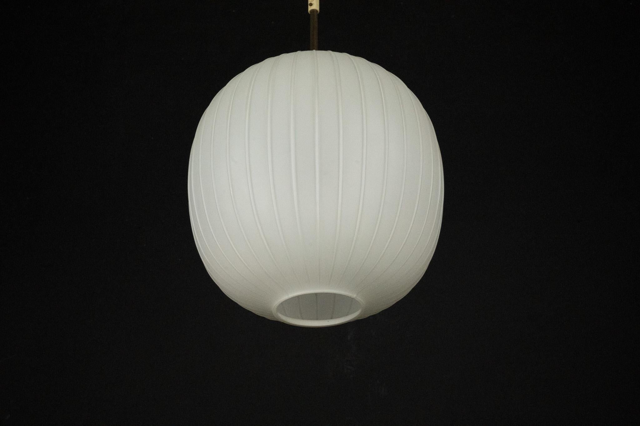 Mid-Century Italian pendant light in the style of Arredoluce Monza. Italy 1950s In Good Condition For Sale In Catania, CT