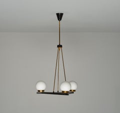 Colgante italiano de mediados de siglo con globos de latón y cristal opalino