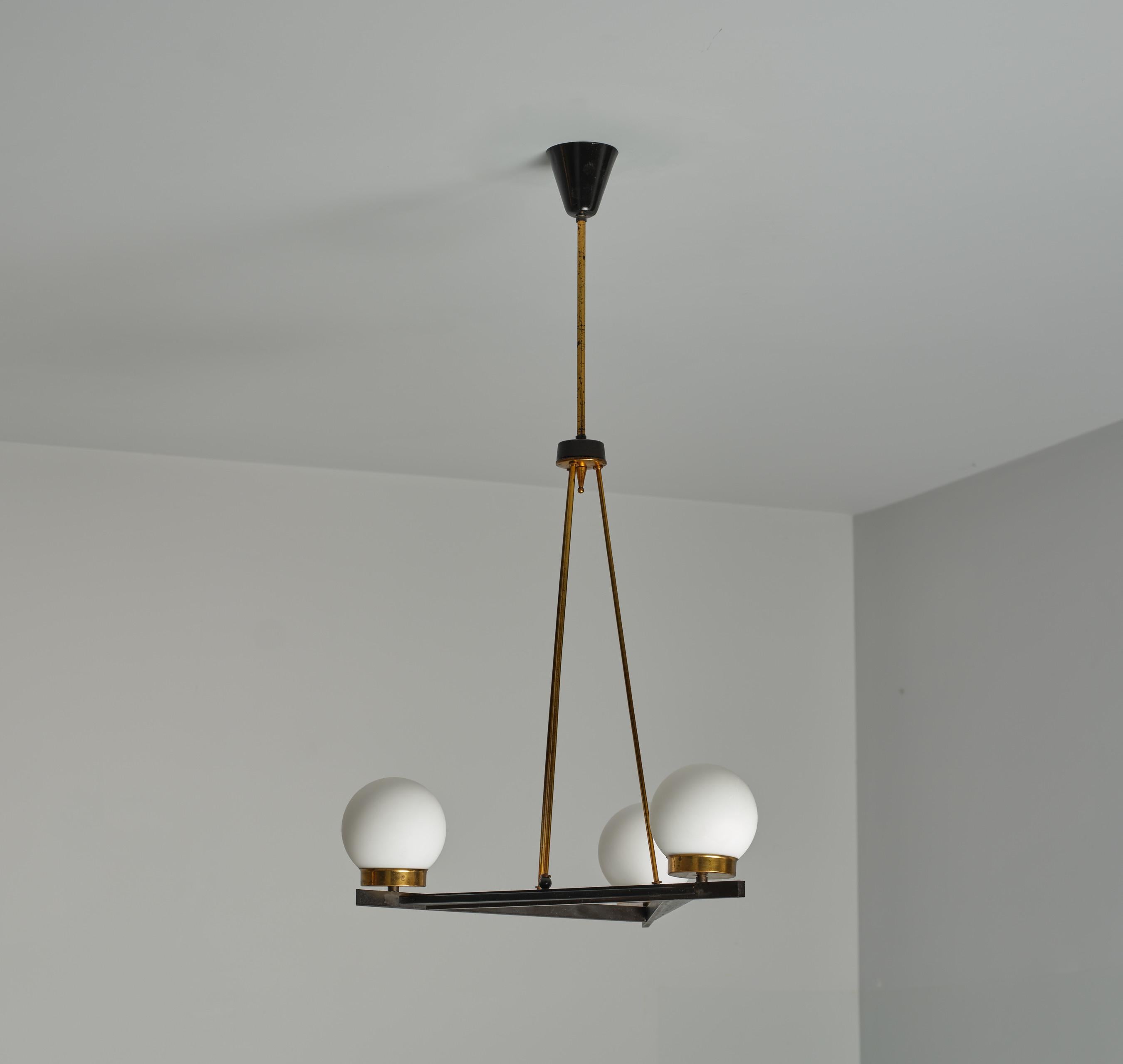 Mid-Century Italian Pendant with Brass and Opaline Glass Globes In Good Condition For Sale In Rome, IT
