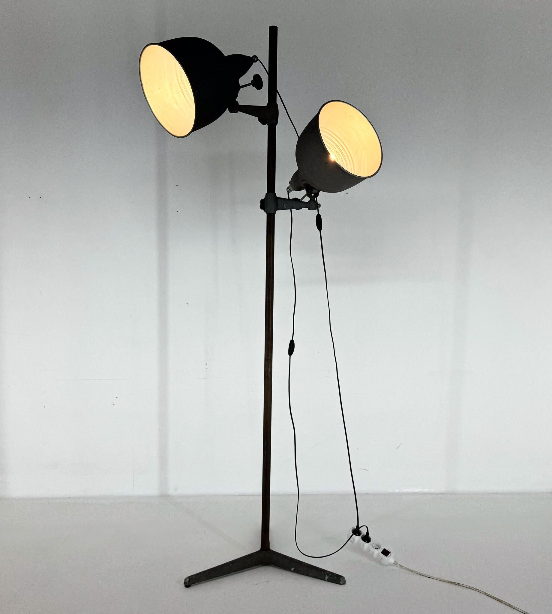 Grand spot de studio photo en métal produit en Italie dans les années 1950-60. Les deux lumières peuvent être réglées en hauteur et en Directional et peuvent être allumées et éteintes séparément. 
Ampoules : 2 x 1 E26-E27. Nouveau câblage.