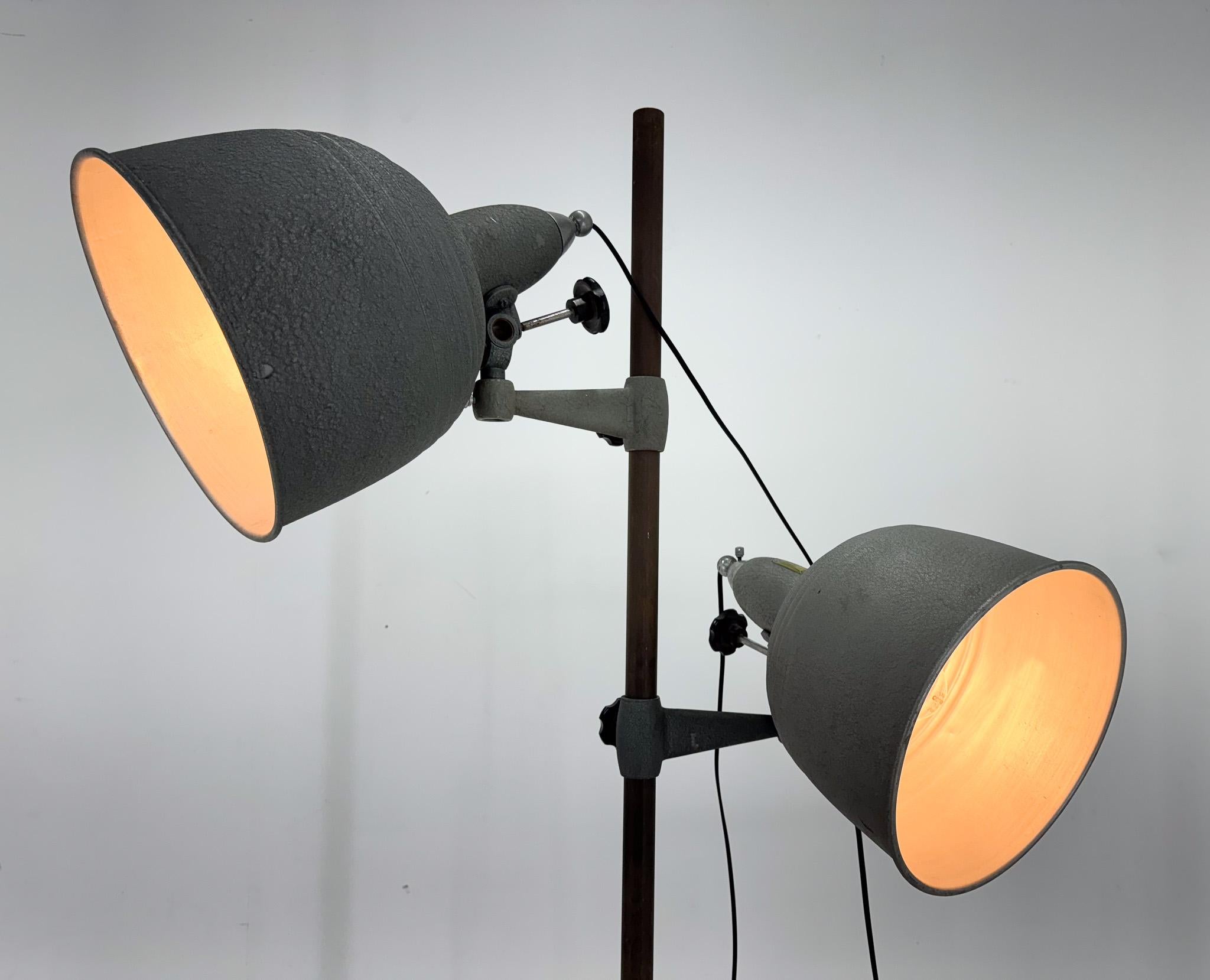 Mid-Century Italian Photo Film Studio Floor Spot Light Lamp In Good Condition For Sale In Praha, CZ