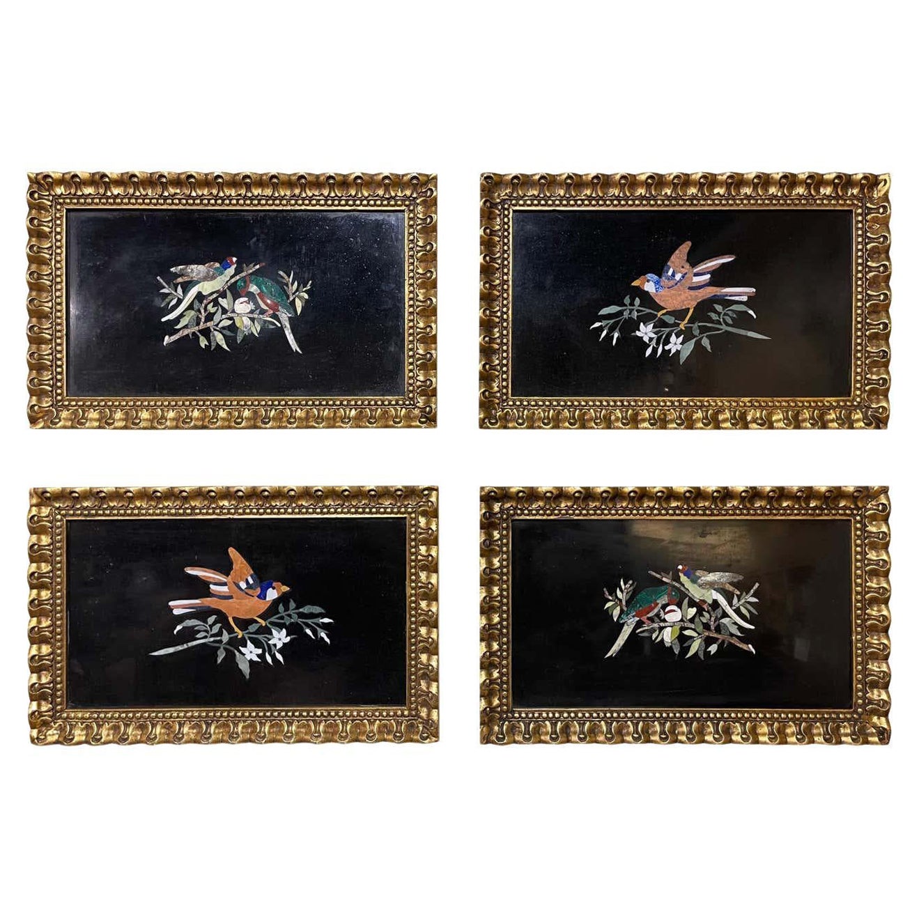 Plaques italiennes du milieu du siècle dernier en Pietra Dura dans des cadres sculptés et dorés