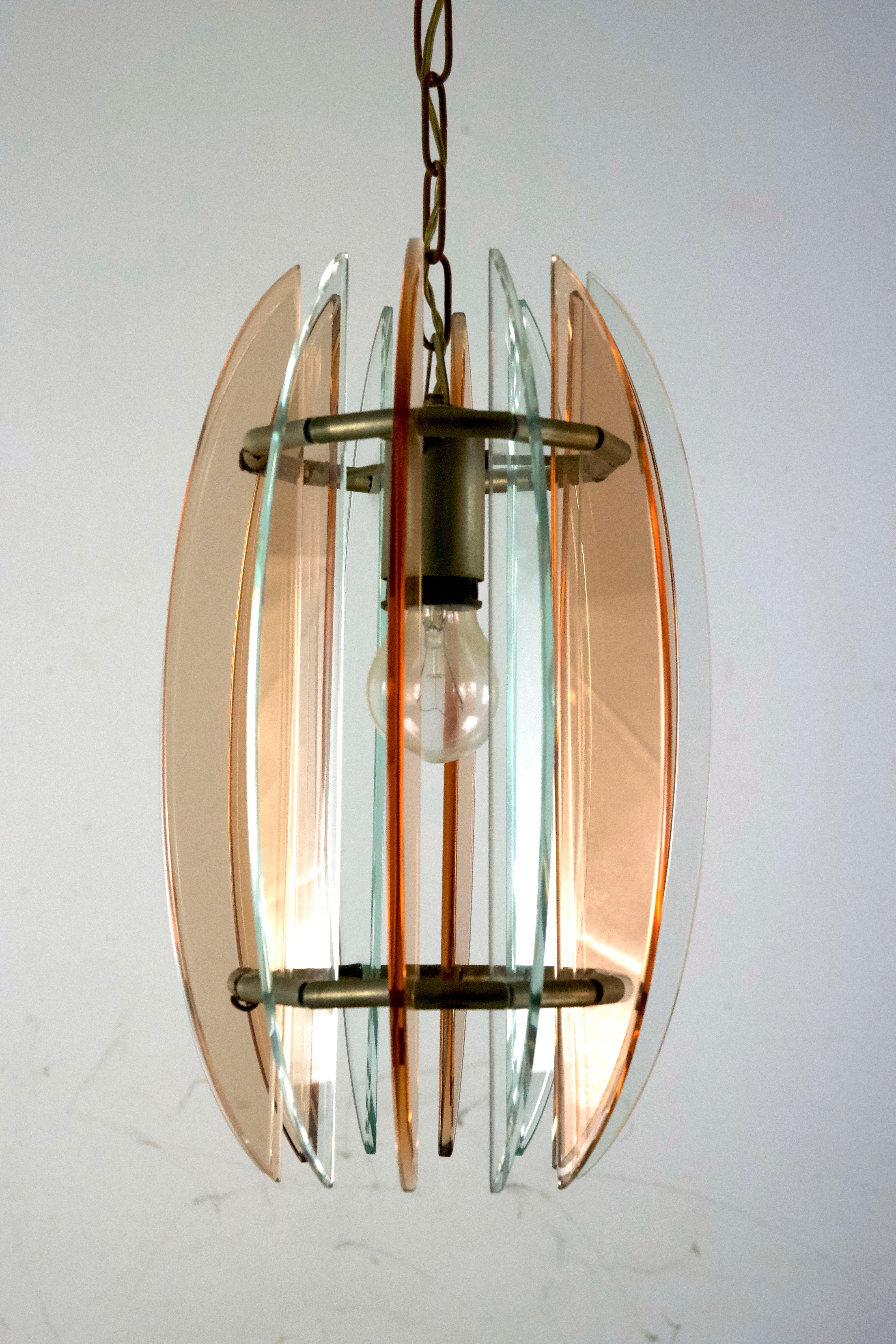 Mid-Century Italian pink and clear thick glass chandelier by Veca. Italy 1960s In Good Condition For Sale In Catania, CT
