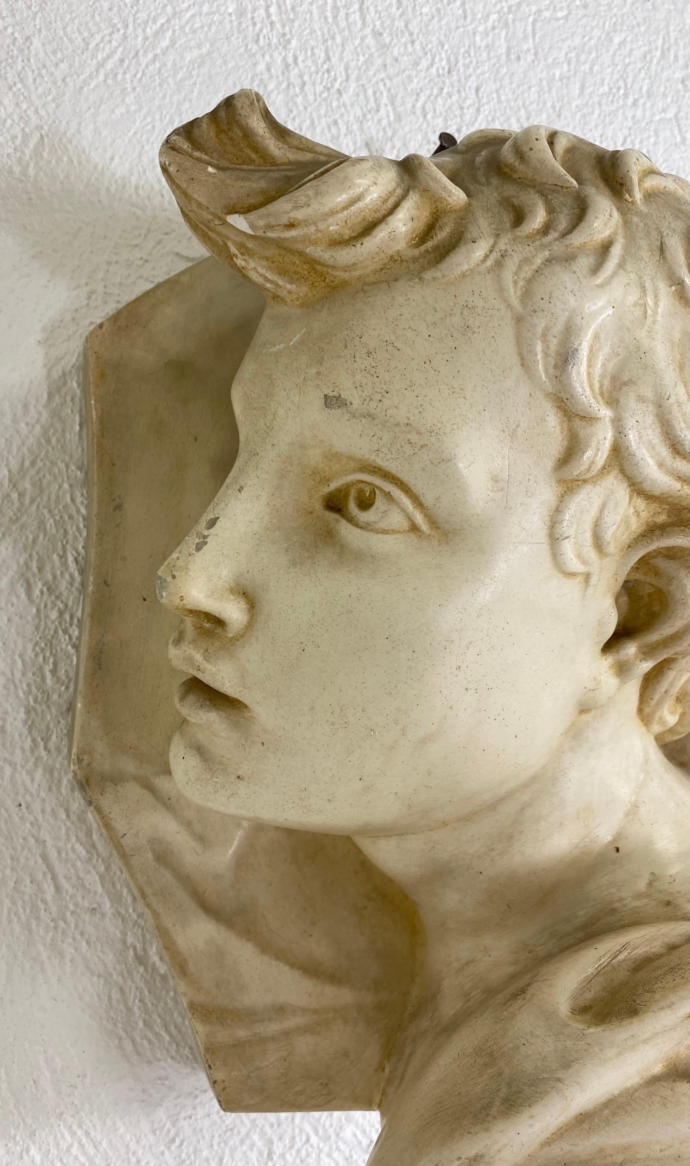 Gesso italiano della metà del secolo scorso raffigurante un giovane angelo. in vendita 5