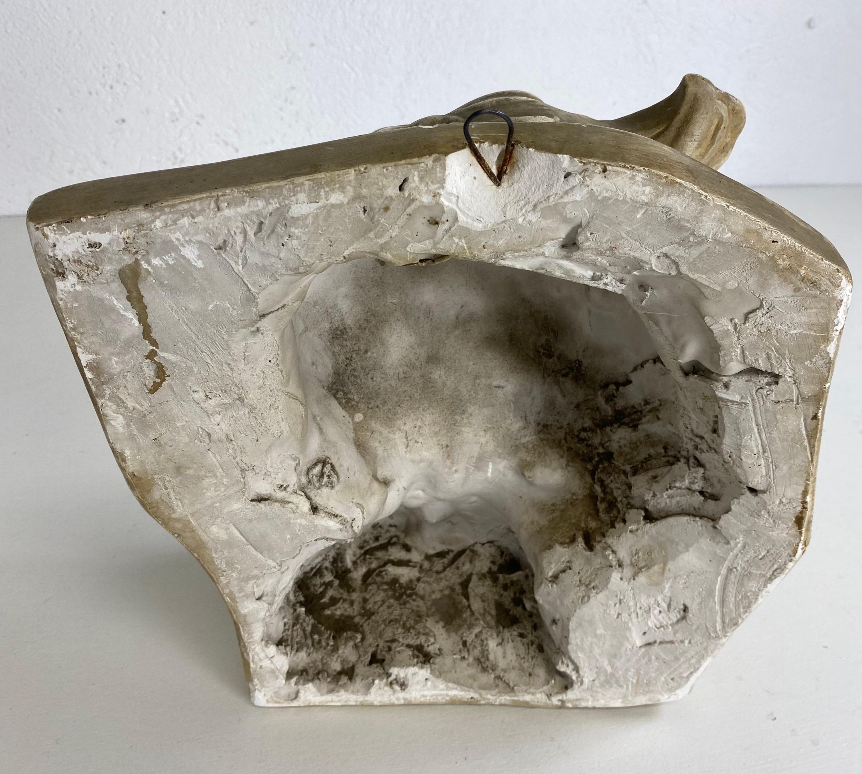 Gesso italiano della metà del secolo scorso raffigurante un giovane angelo. In condizioni buone in vendita a Allentown, PA