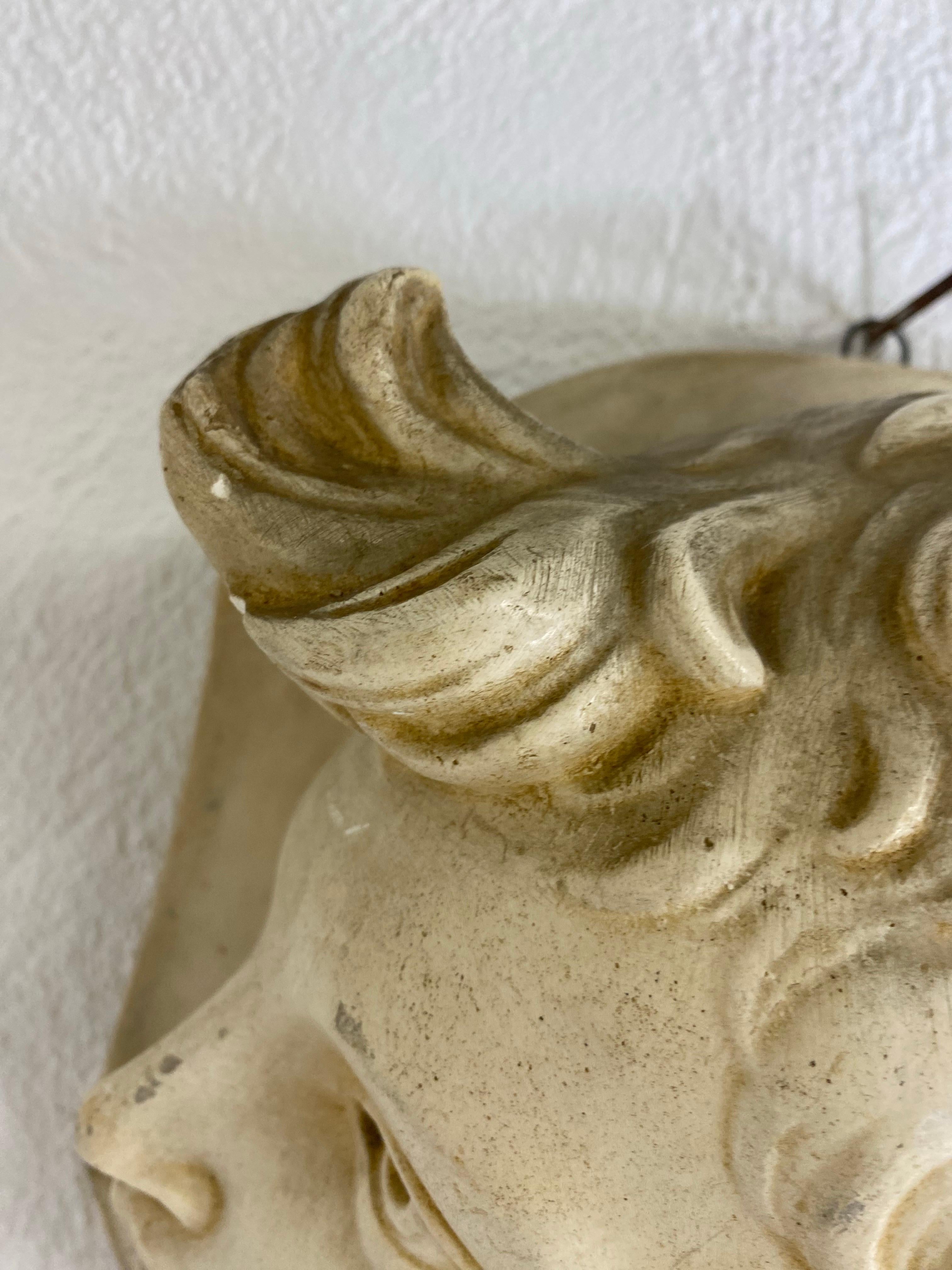 Fine XX secolo Gesso italiano della metà del secolo scorso raffigurante un giovane angelo. in vendita
