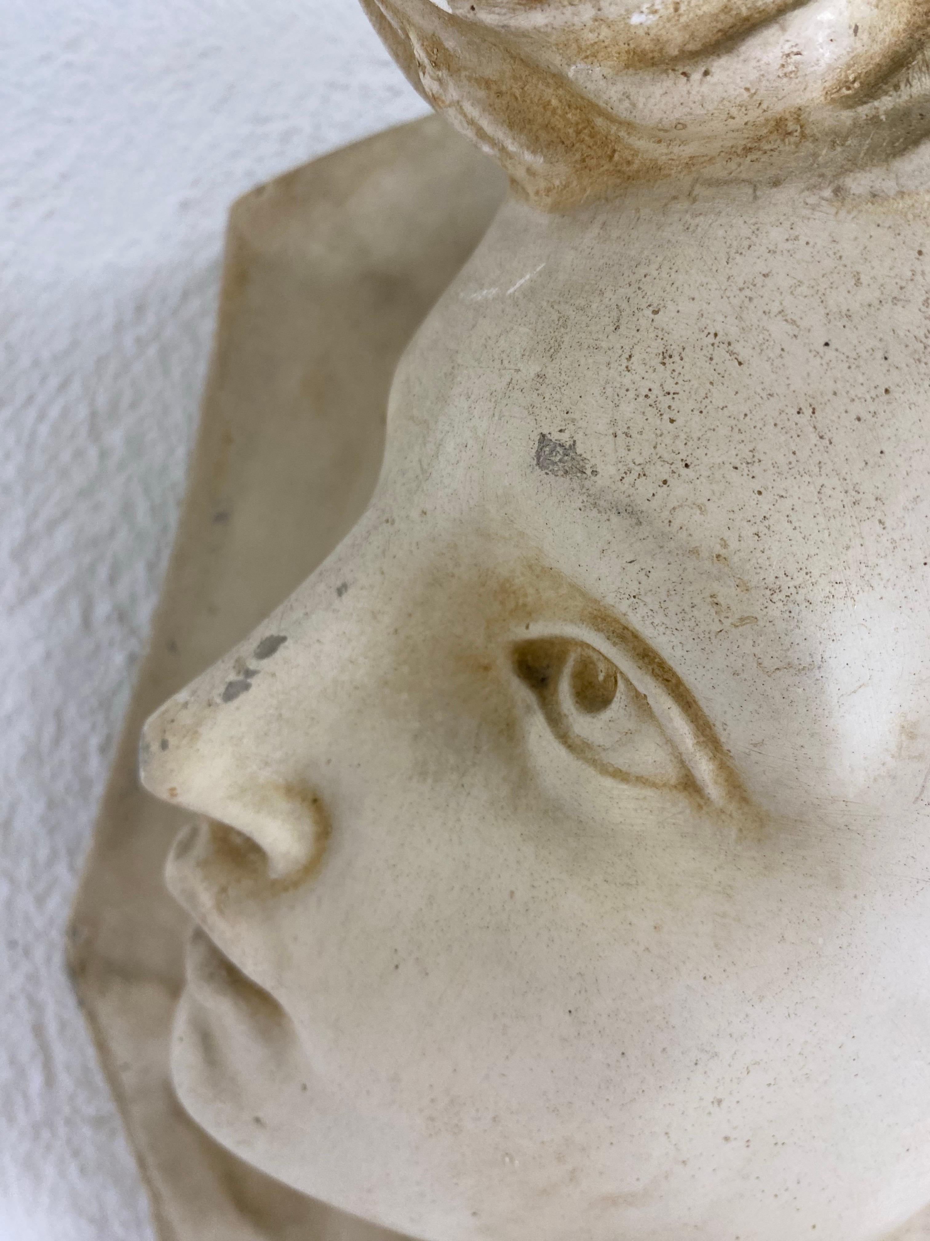 Intonaco Gesso italiano della metà del secolo scorso raffigurante un giovane angelo. in vendita