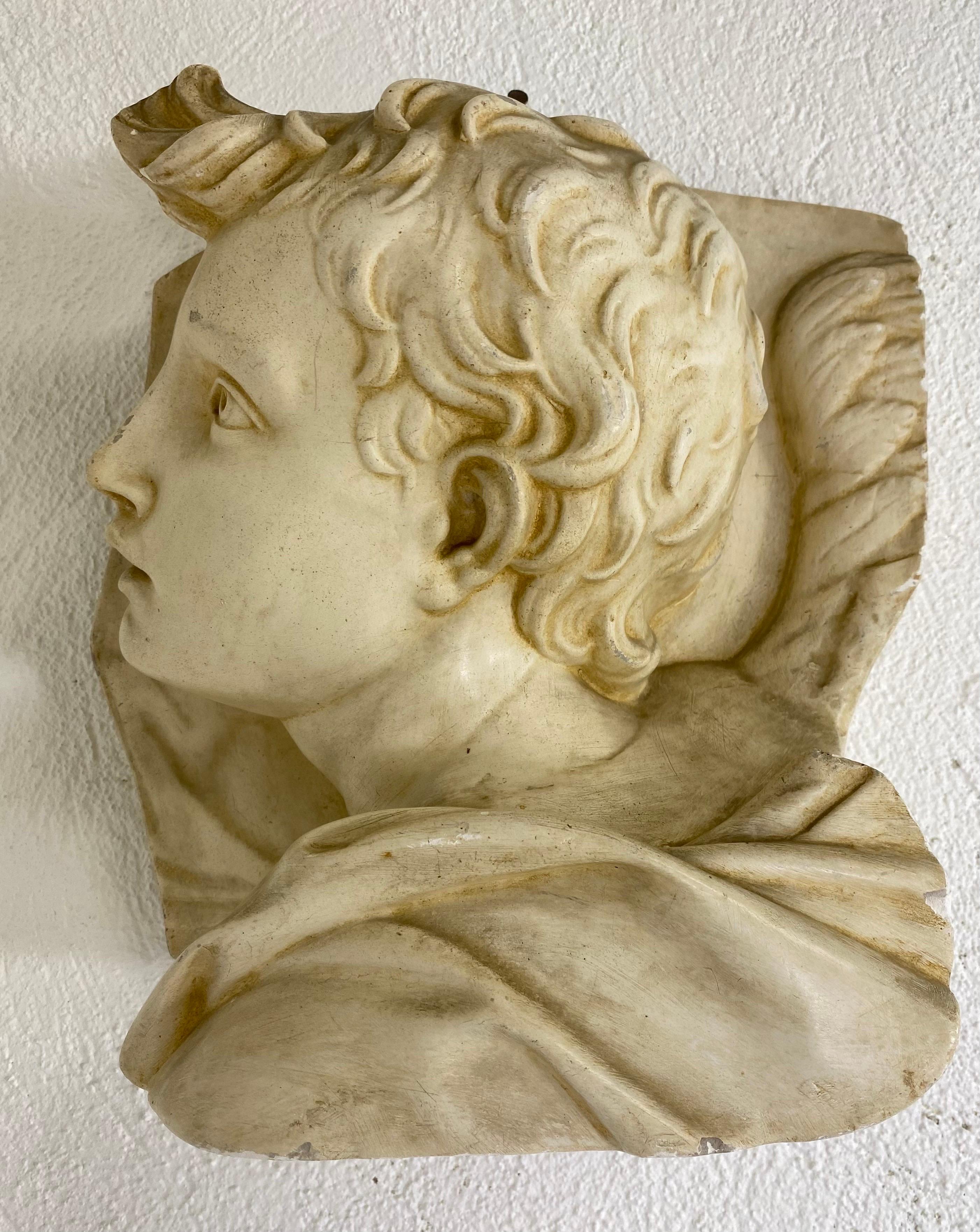 Gesso italiano della metà del secolo scorso raffigurante un giovane angelo. in vendita 1