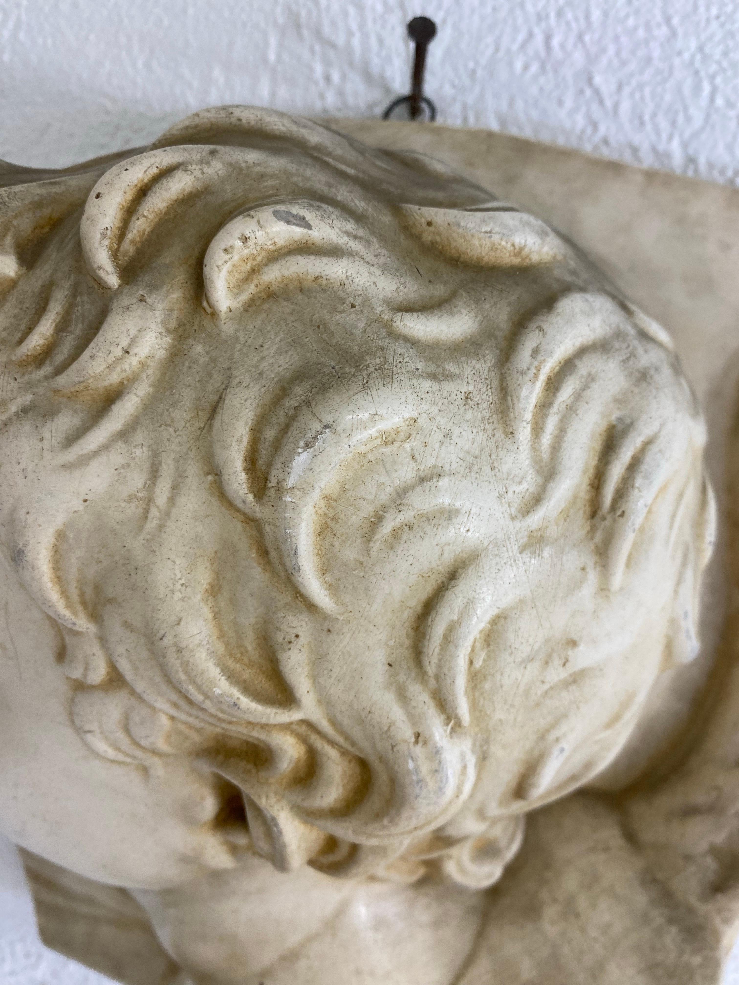 Gesso italiano della metà del secolo scorso raffigurante un giovane angelo. in vendita 2