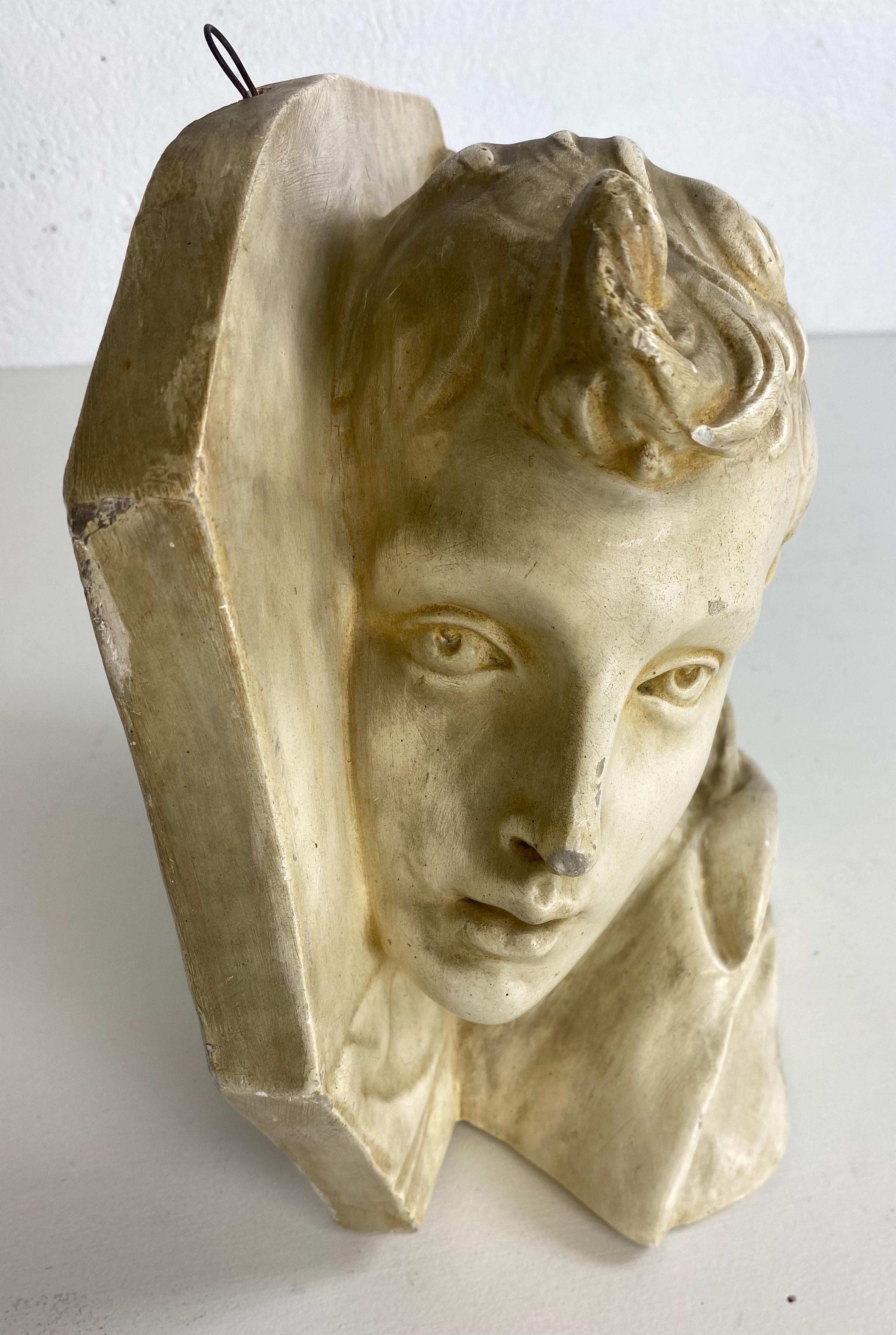 Gesso italiano della metà del secolo scorso raffigurante un giovane angelo. in vendita 4